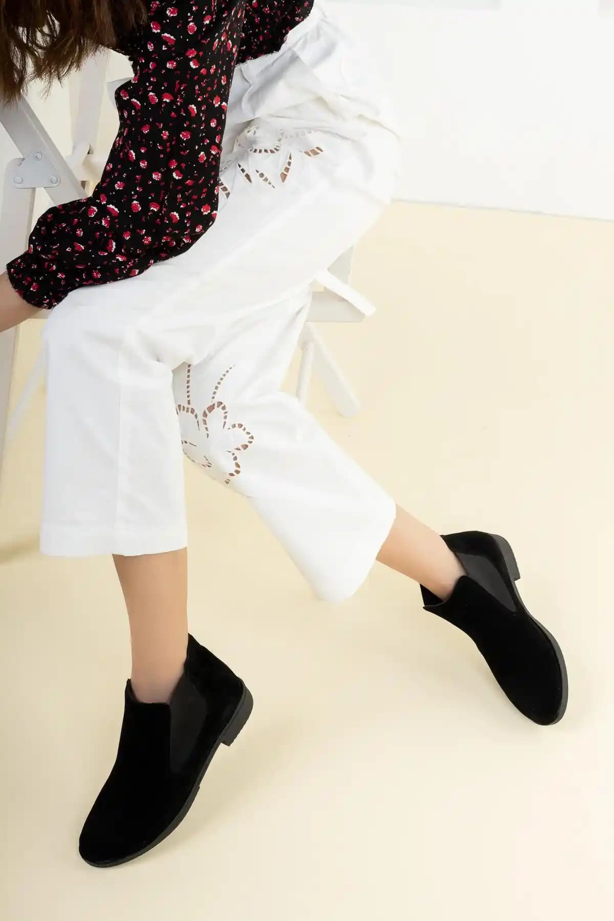 Muggo Nora Garantili Kadın Chelsea Bot: Şıklık ve Konforun Bir Arada Sunumu