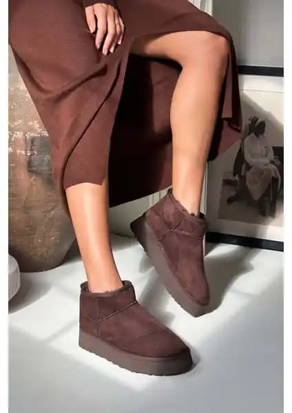 Nişantaşı Shoes Mini Kahve Süet Içi Kürklü Kadın Bot: Şıklık ve Konforun Bir Arada Olduğu Modern Tasarım