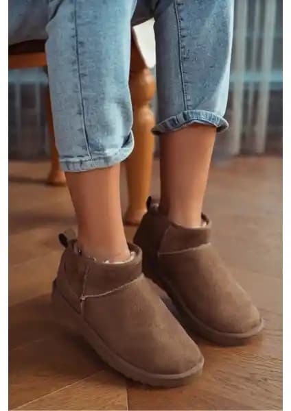 Nişantaşı Shoes Mini Koyu Bej Süet Yarım Bot: Şıklık ve Konforun Birleşimi