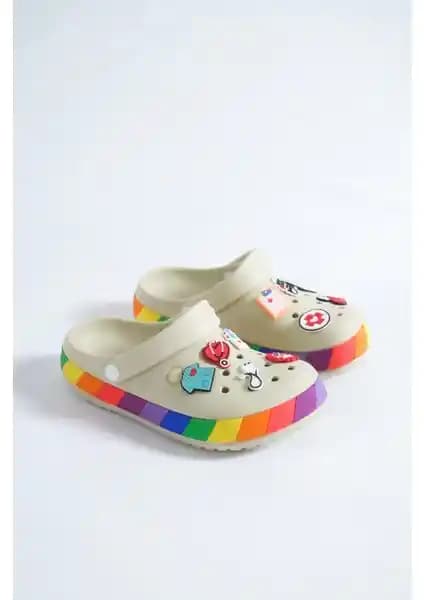 Ozyo Samesa Bej Aksesuarlı Clogs: Günlük Şıklık ve Konfor Sunan Hafif Terlikler