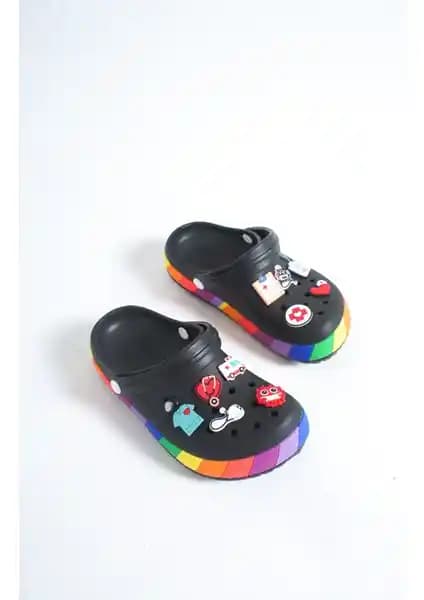 Ozyo Samesa Siyah Aksesuarlı Gökkuşağı Clogs: Günlük Konfor ve Şıklık Sunan Modern Terlik