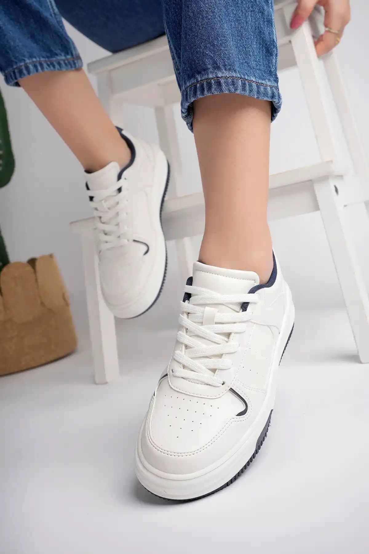 Pasyone Lacivert Kadın Sneaker: Günlük Şıklık ve Konfor Sunan Modern Tasarım