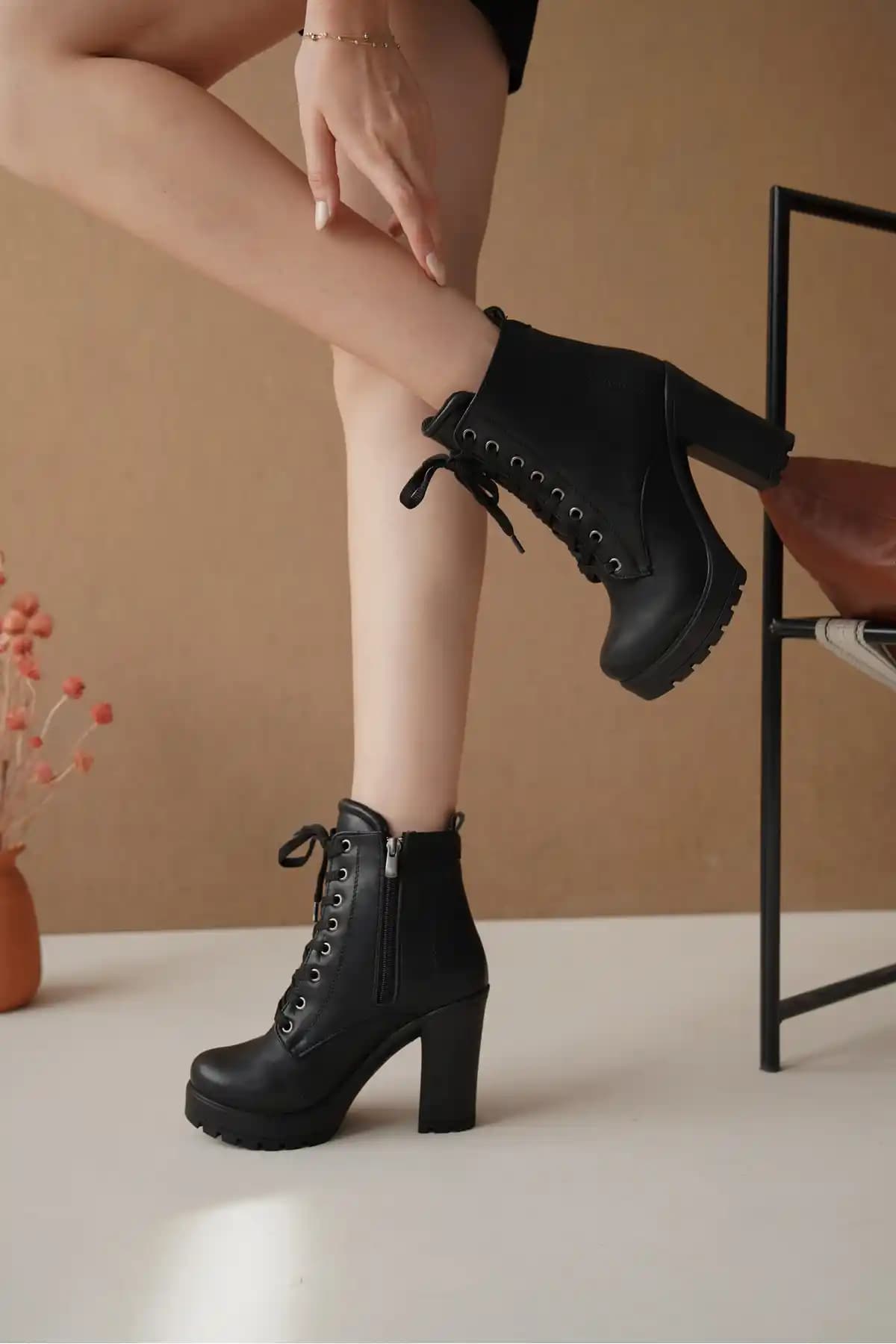 Riccon Siyah Kadın Yüksek Topuklu Bot: Şıklık ve Konforu Bir Arada Sunan Modern Tasarım