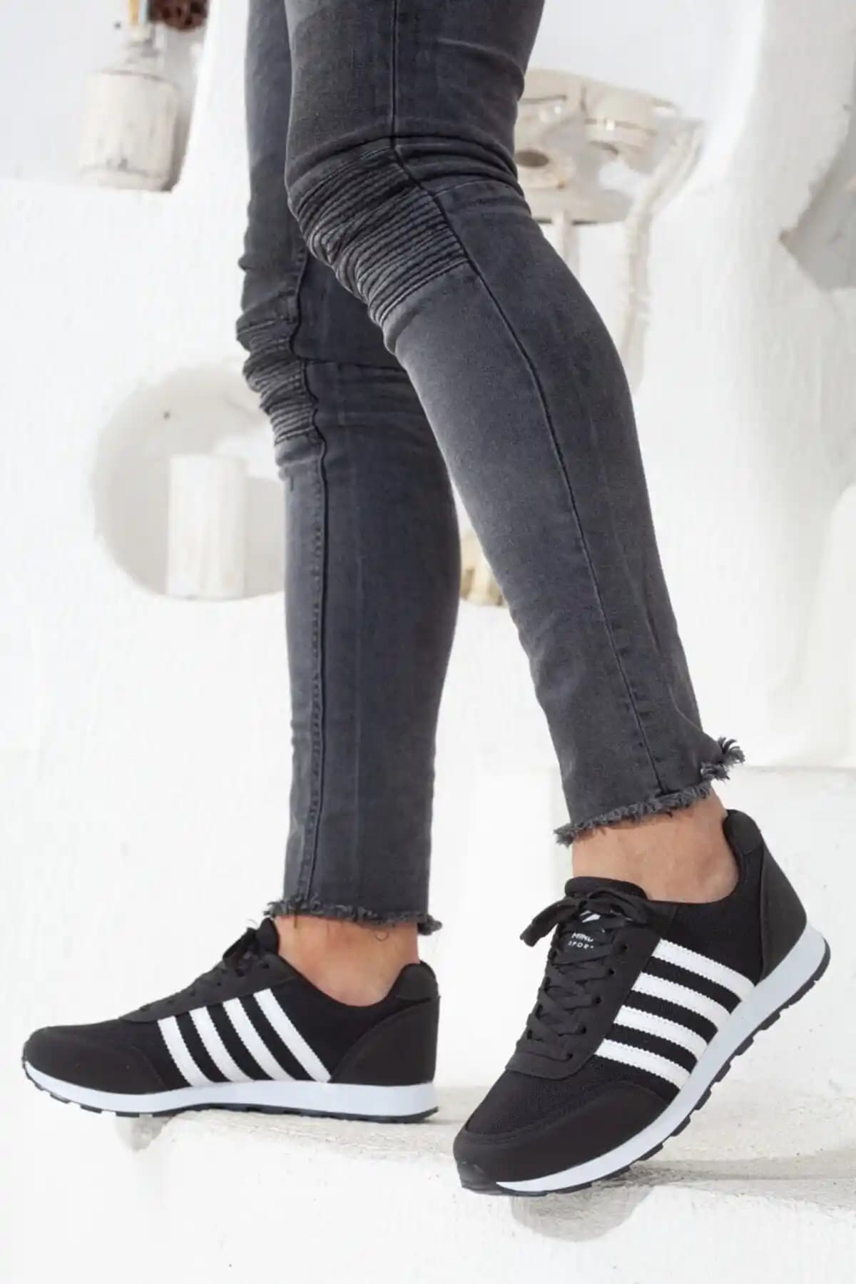 Rona Gifts Erkek Siyah Beyaz Günlük Spor Ayakkabısı Şıklık ve Konfor Sunar