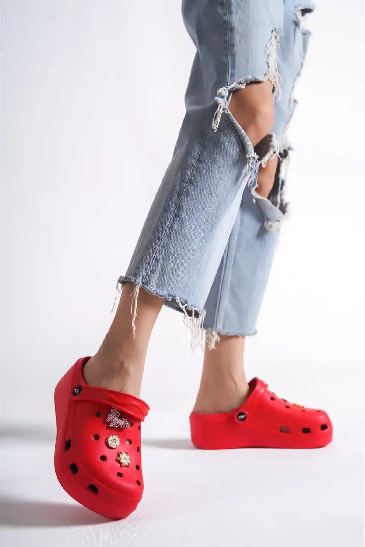 Sağlık ve Günlük Kullanım İçin Konforlu Masaj Tabanlı Kırmızı Terlik