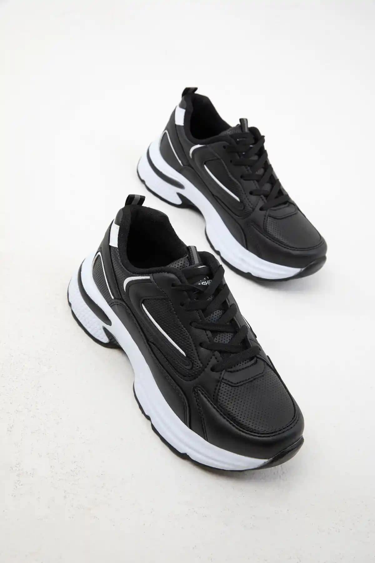 Siyah-Beyaz-C Kadın Sneaker: Şıklık ve Konforu Bir Arada Sunan Modern Ayakkabı