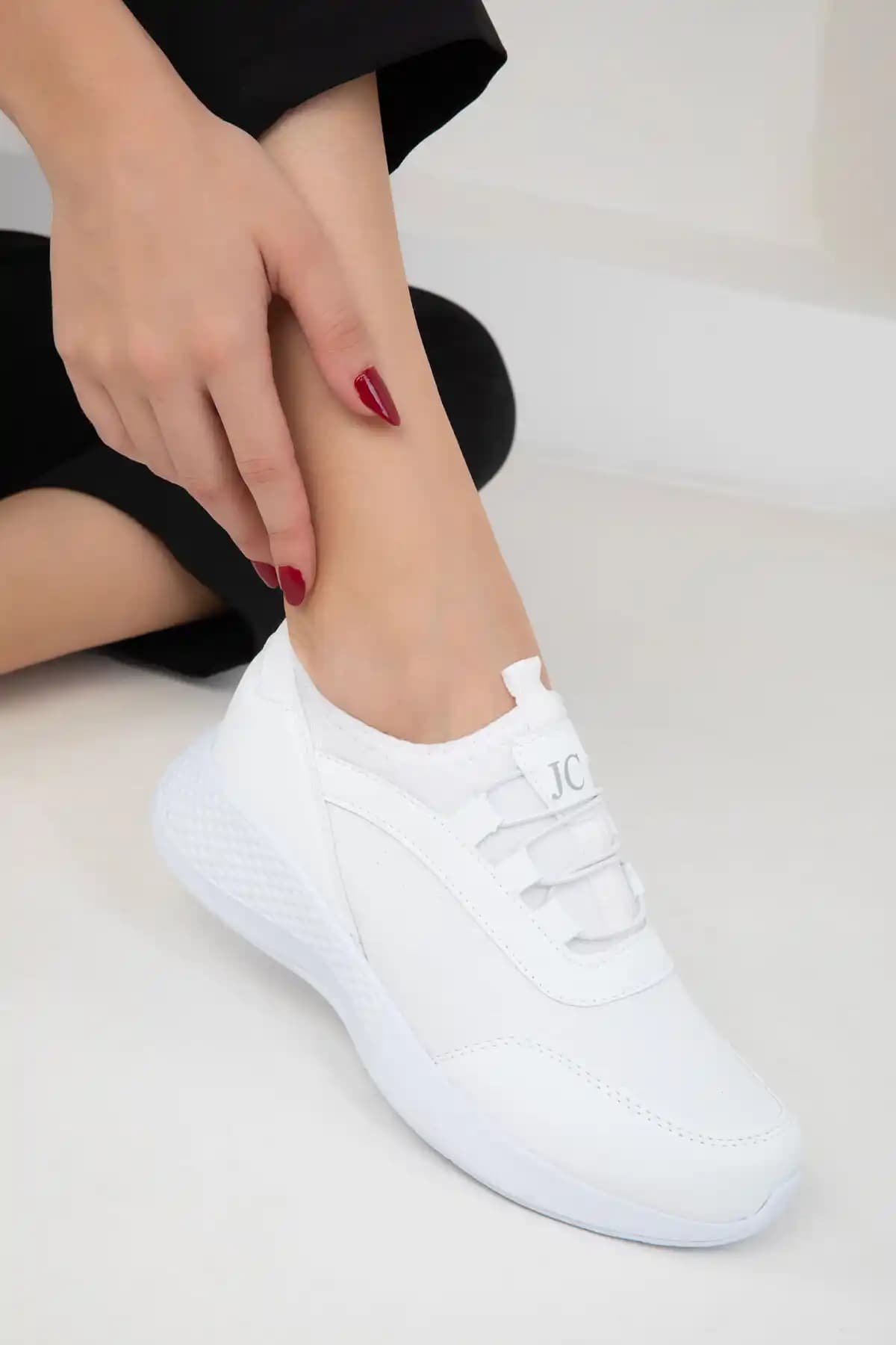 SOHO Beyaz Kadın Sneaker 19594: Günlük Şıklık ve Konfor Sunan Modern Ayakkabı