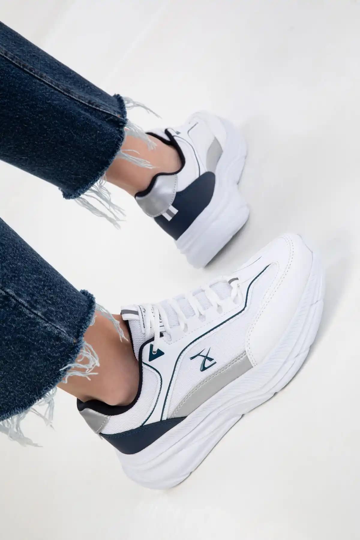 SOHO Beyaz-Lacivert Kadın Sneaker 20414 Şıklık ve Konforu Bir Arada Sunan Modern Tasarım