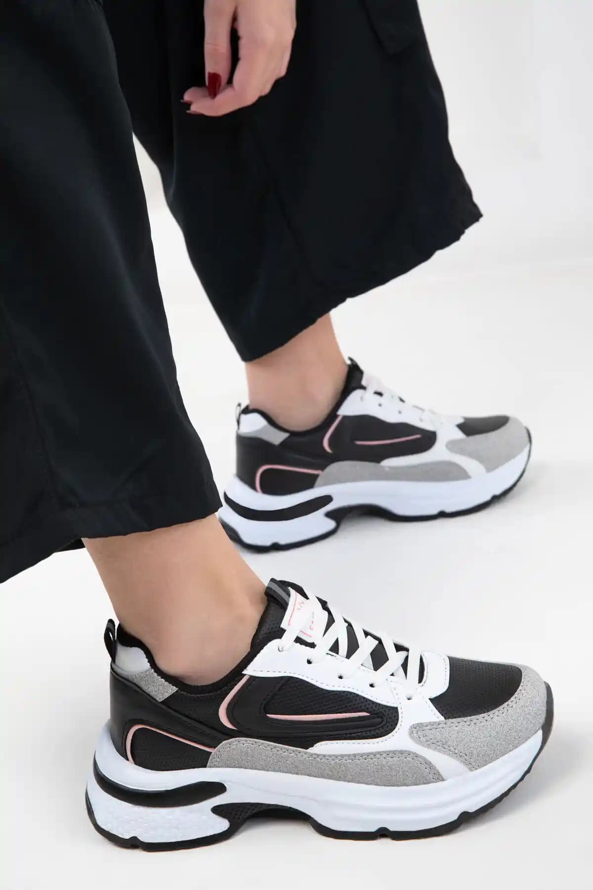 SOHO Buz Siyah Pudra Kadın Sneaker: Şıklık ve Konforun Modern Buluşması