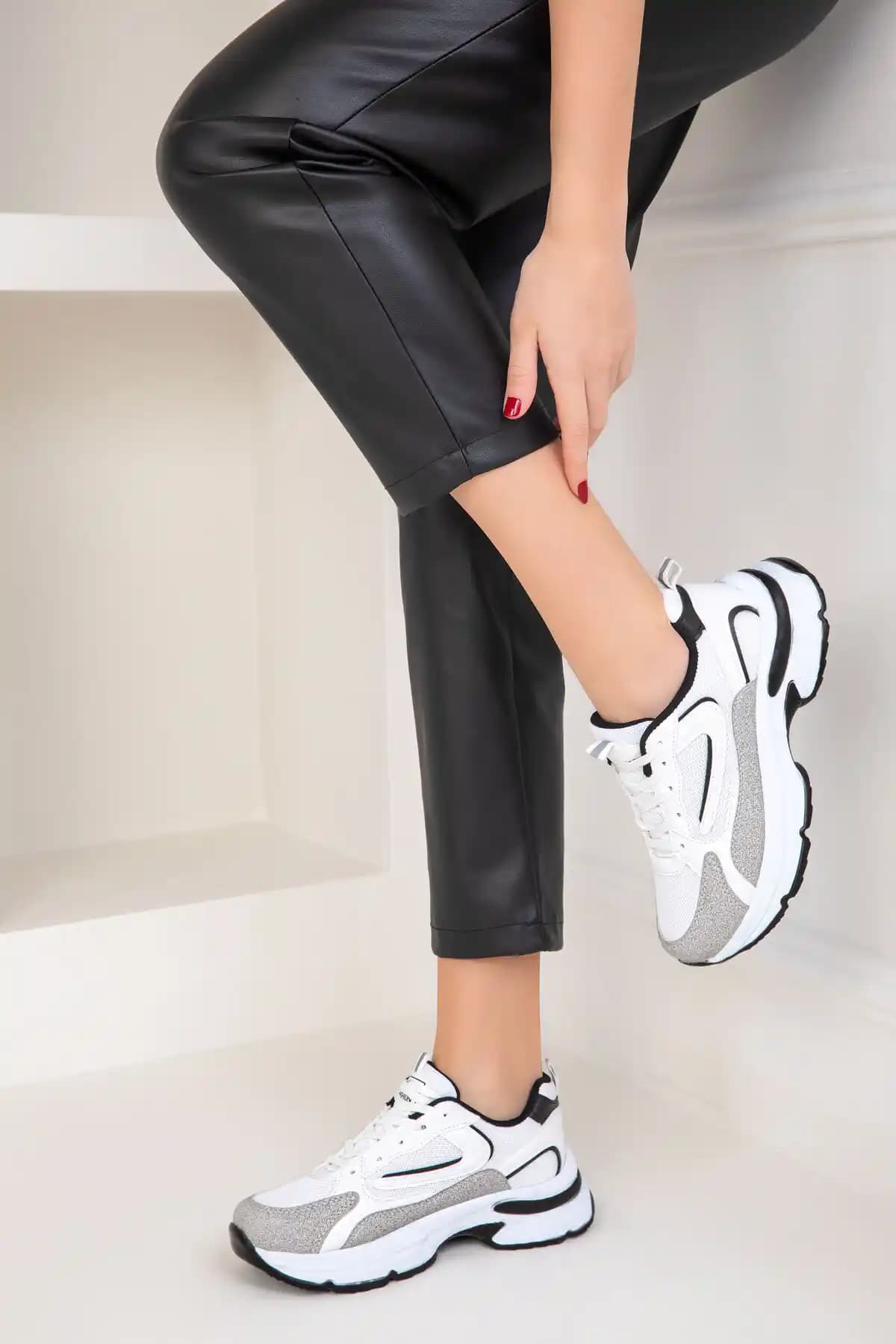 SOHO Kadın Sneaker 18802: Şıklık ve Konforu Bir Arada Sunan Günlük ve Özel Gün Ayakkabısı