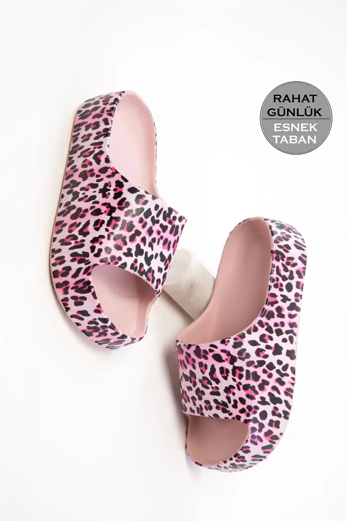 SOHO Pembe Leopar Kadın Terlik: Şıklık ve Konforu Bir Arada Sunan Modern Tasarım