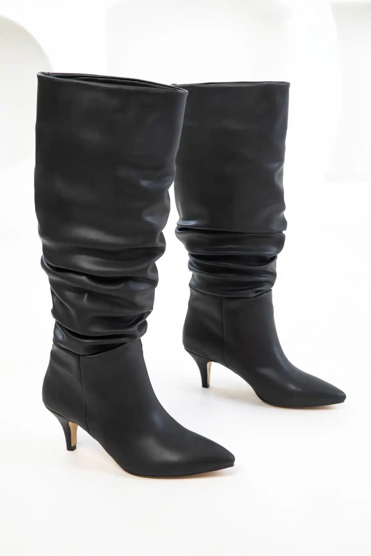 SOHO Siyah Kadın Çizme 17546: Şıklık ve Konforu Bir Arada Sunan Modern Tasarım