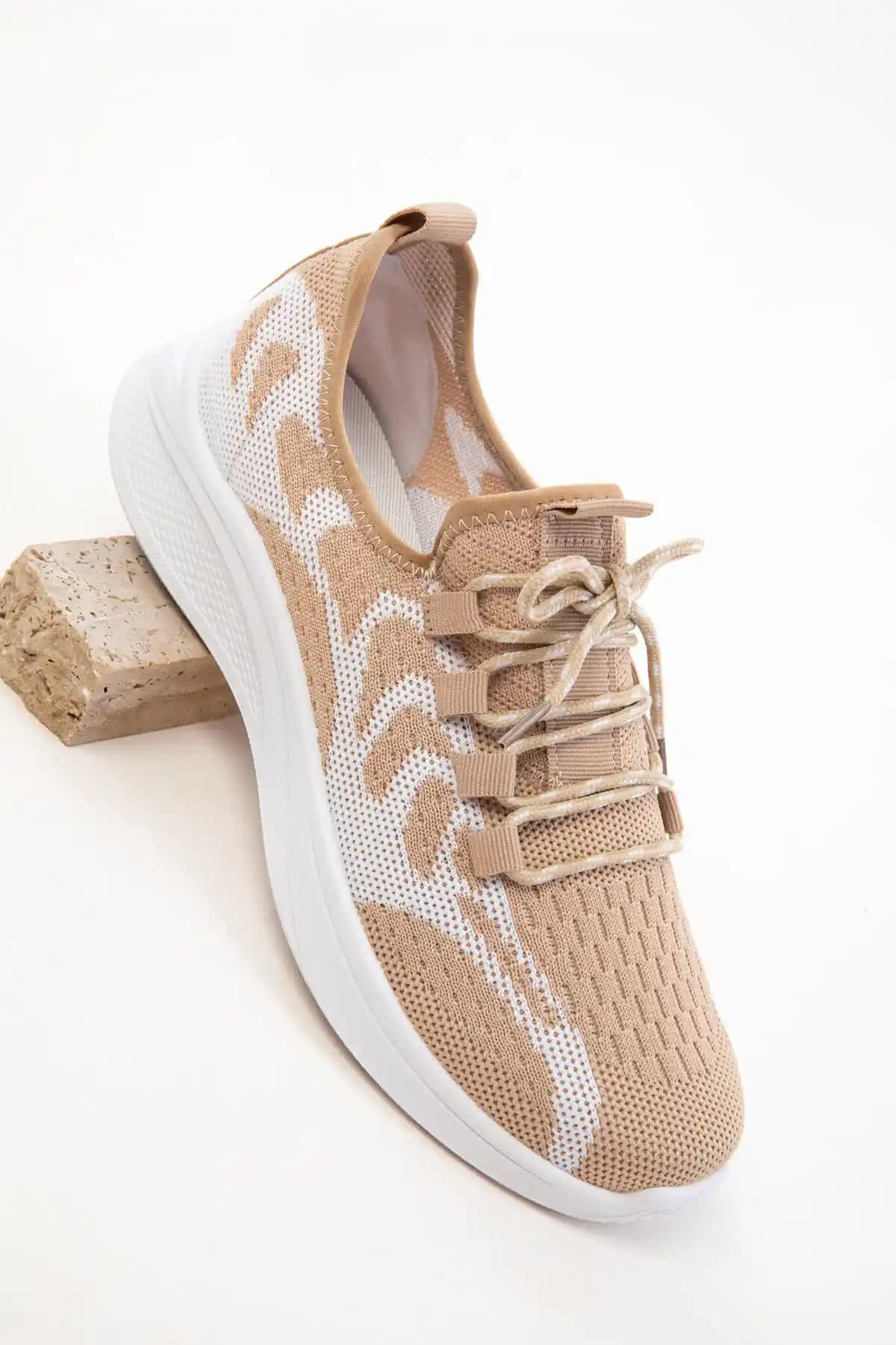 SOHO Vizon-Beyaz Kadın Sneaker: Şıklık ve Konforu Bir Arada Sunan Günlük Ayakkabı