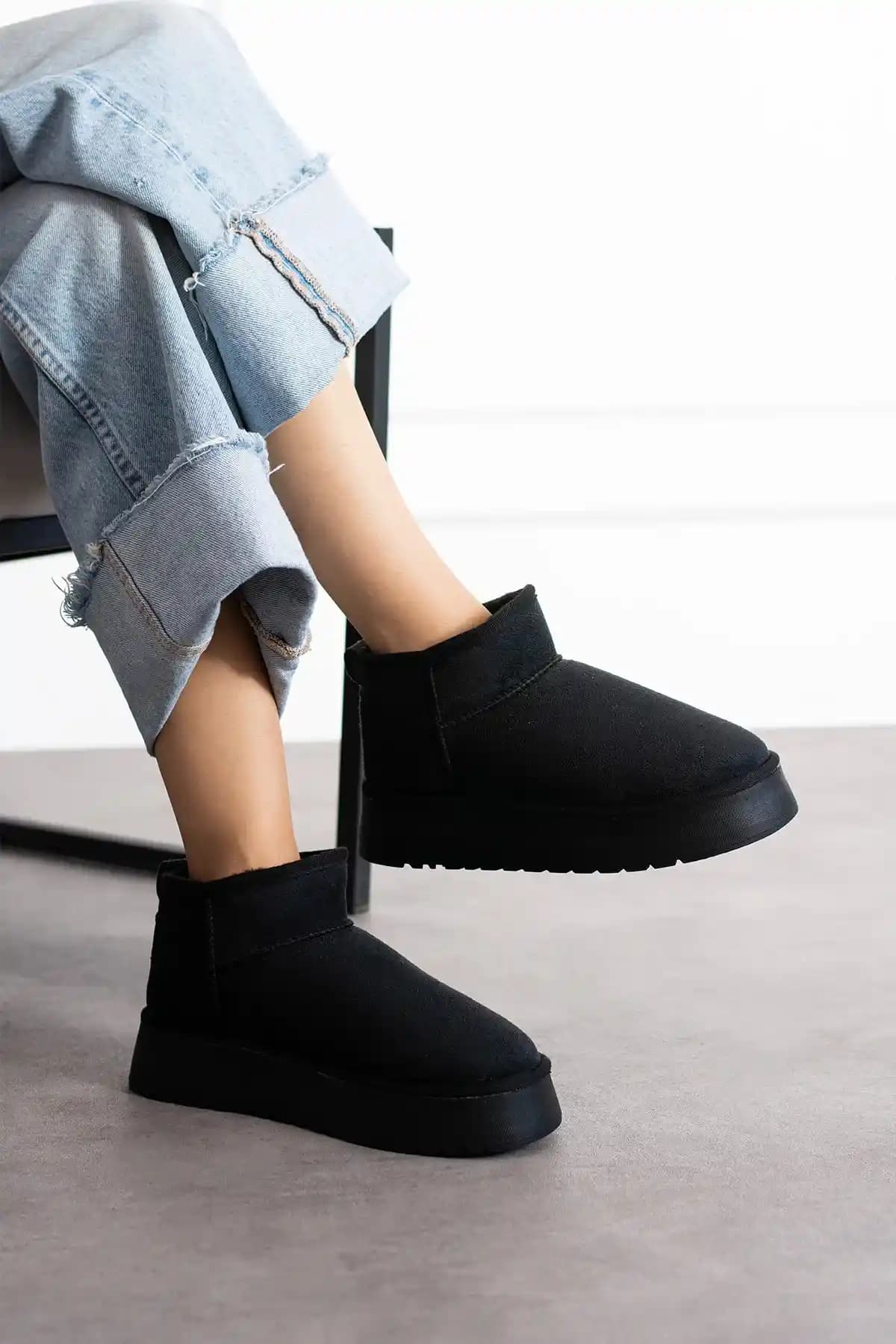 SOLDOY Kadın Siyah Mini Süet Kürklü Bot Şıklık ve Konforu Bir Arada Sunar