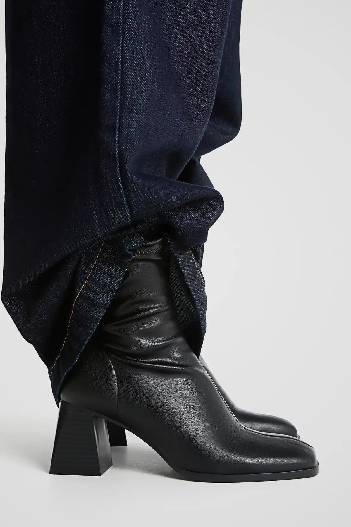 Stradivarius Streç Bilekli Orta Boy Topuklu Bot: Şıklık ve Konforun Mükemmel Buluşması