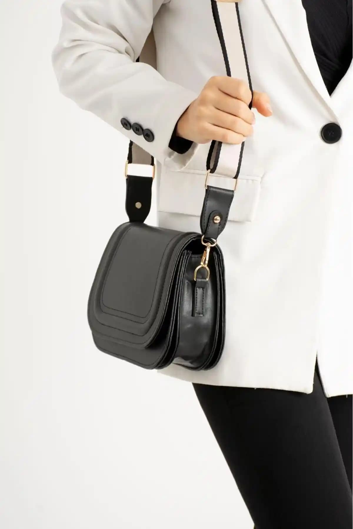 Tina Kanvas Askılı Kapaklı Siyah Çanta Günlük Kullanım İçin Şık ve Dayanıklı Tasarım