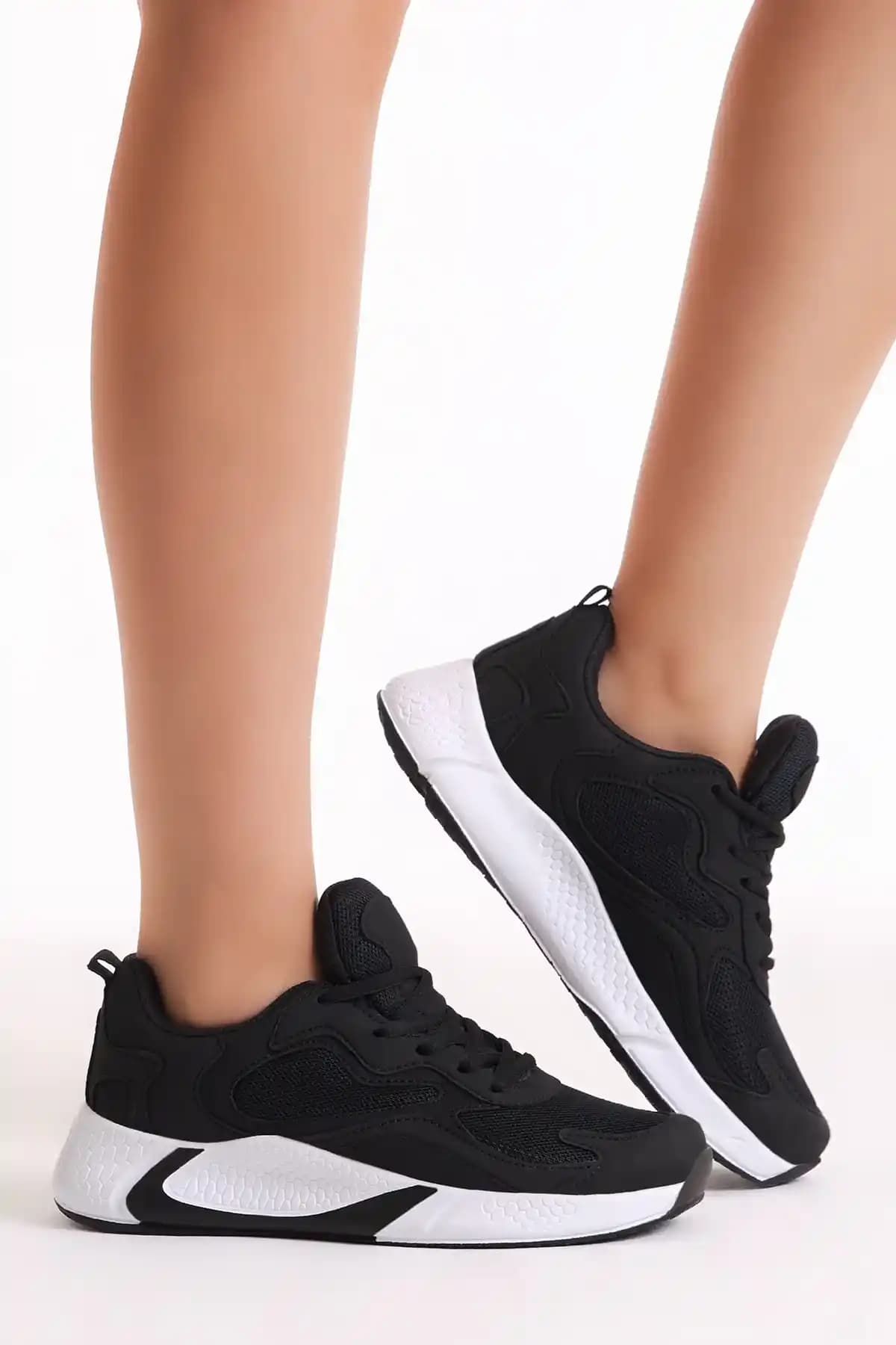 Tonny Black Siyah Beyaz Unisex Spor Ayakkabı V2901: Şıklık ve Konforun Birleşimi