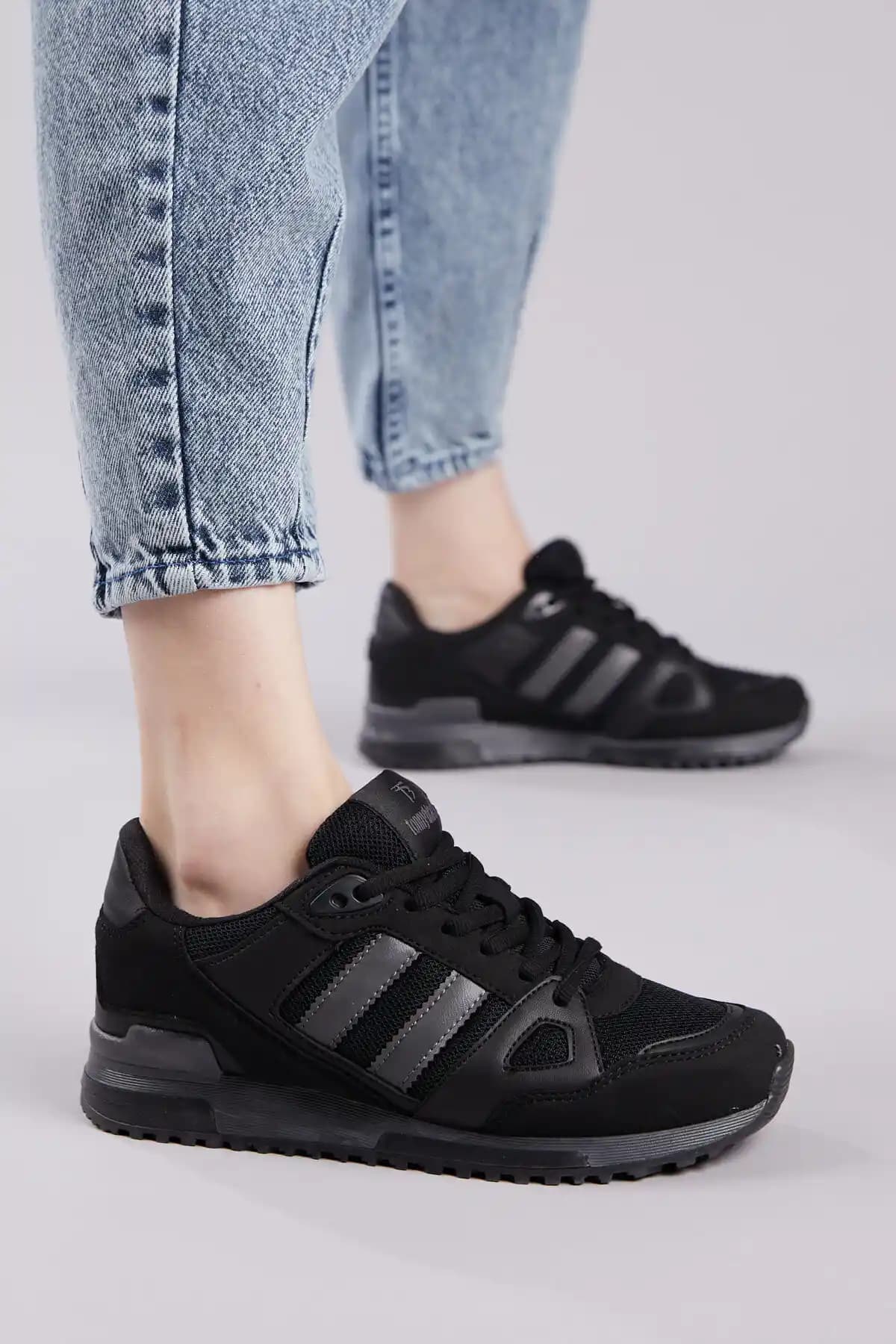 Tonny Black Siyah Spor Ayakkabı TB282: Şıklık ve Konforu Bir Arada Sunan Modern Tasarım