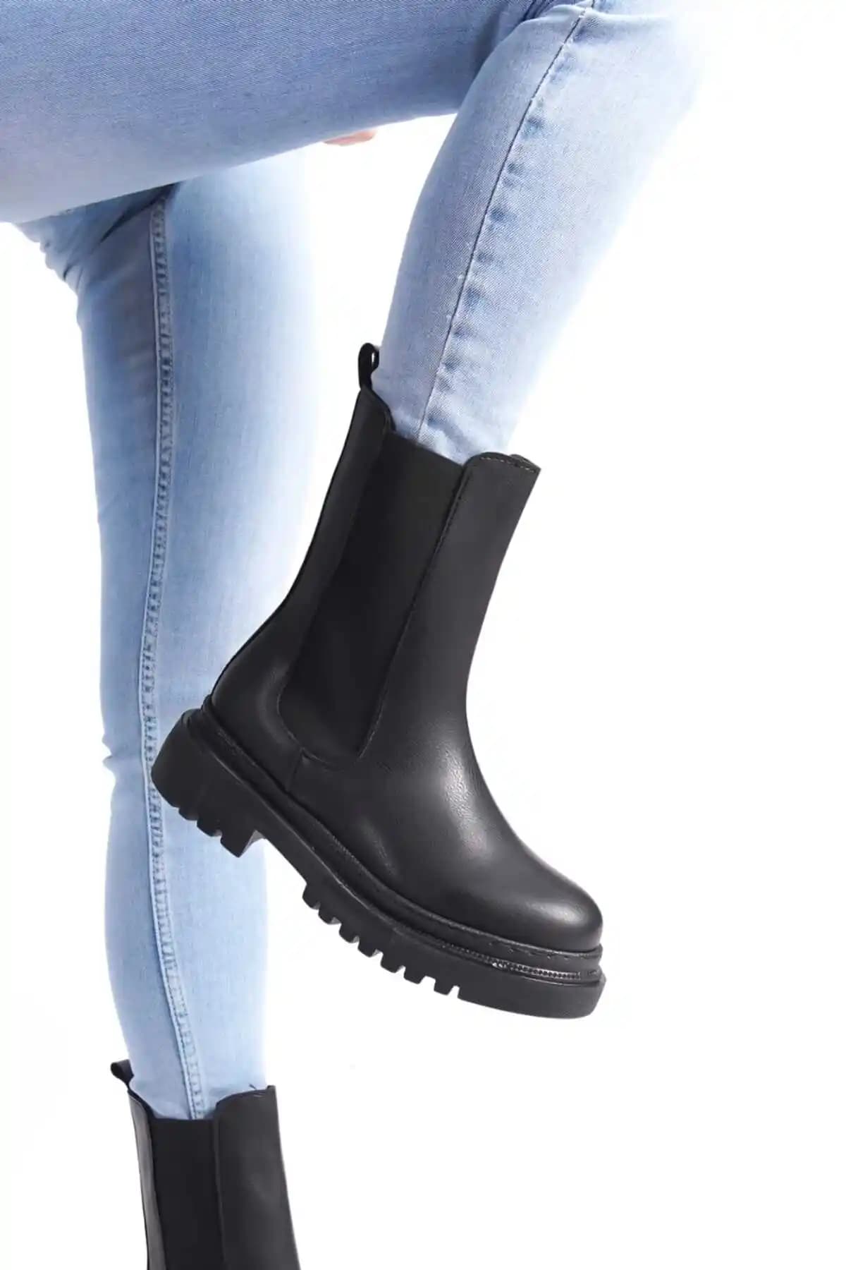 Weynes Uzun Siyah Postal Botu: Şıklık ve Fonksiyonellik Bir Arada Kadınlar İçin