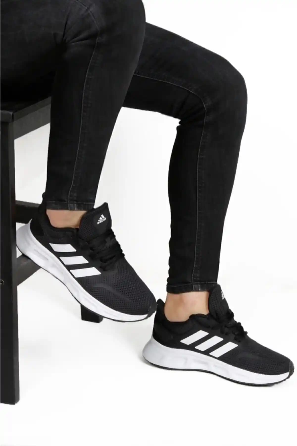 Adidas Showtheway 2.0 Erkek Günlük Spor Ayakkabısı Konfor ve Şıklık Sunar