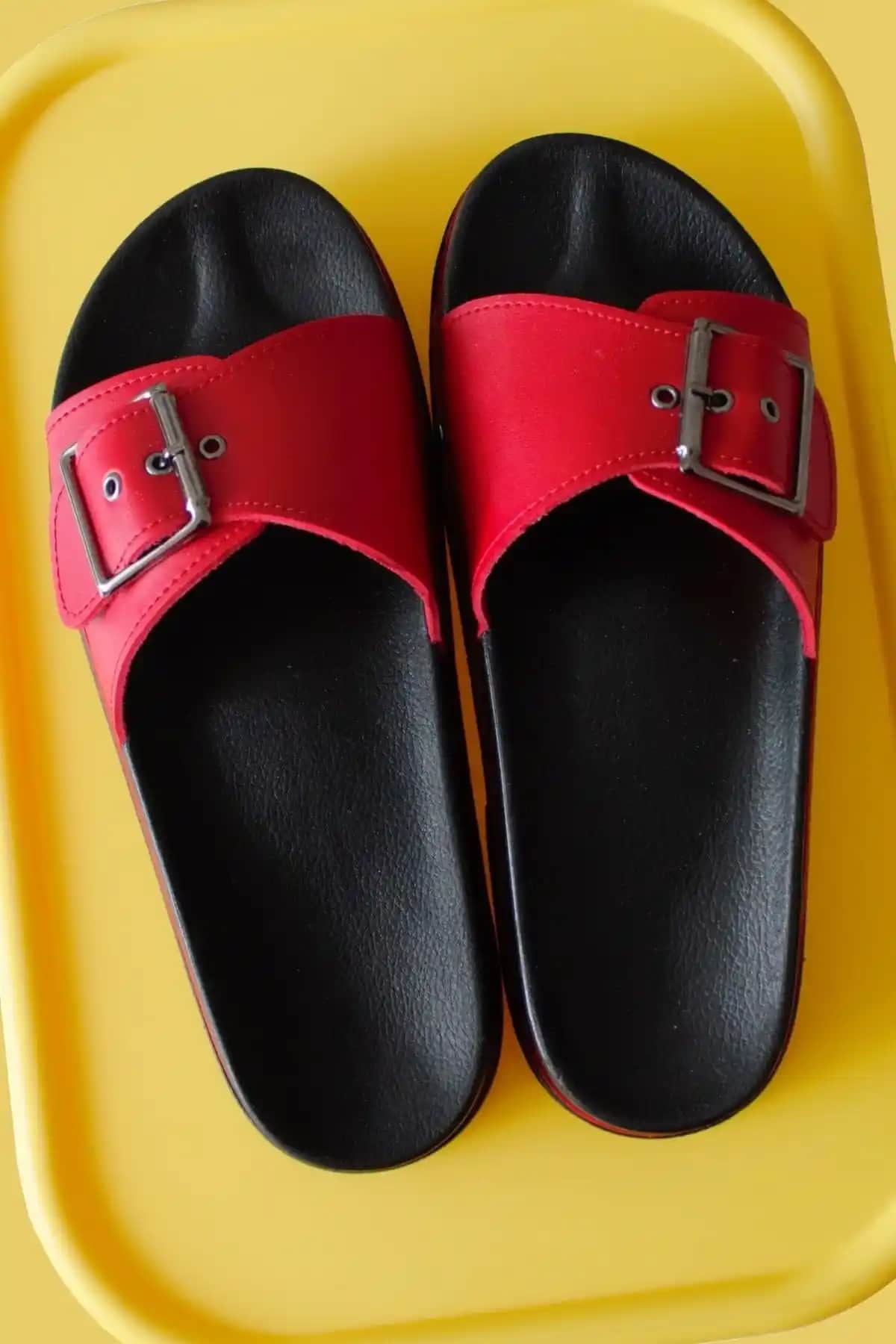 ALTINER Kadın Ortopedik Kırmızı Terlik: Şık ve Konforlu Günlük Kullanım İçin Ideal