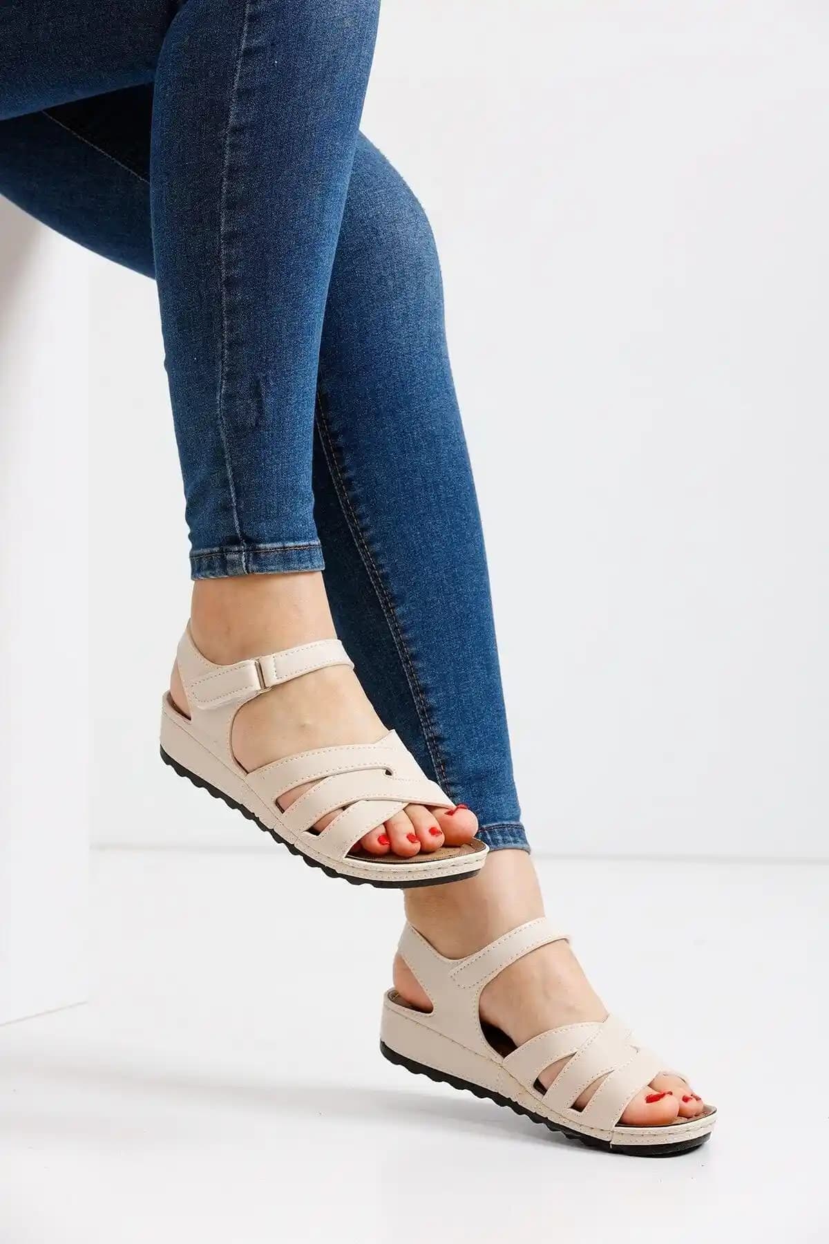 ALTUNTAŞ Kadın Cırt Cırtlı Ortapedik Soft Tbana Yazlık Sandalet Bej Renkli Şık ve Konforlu Tasarım