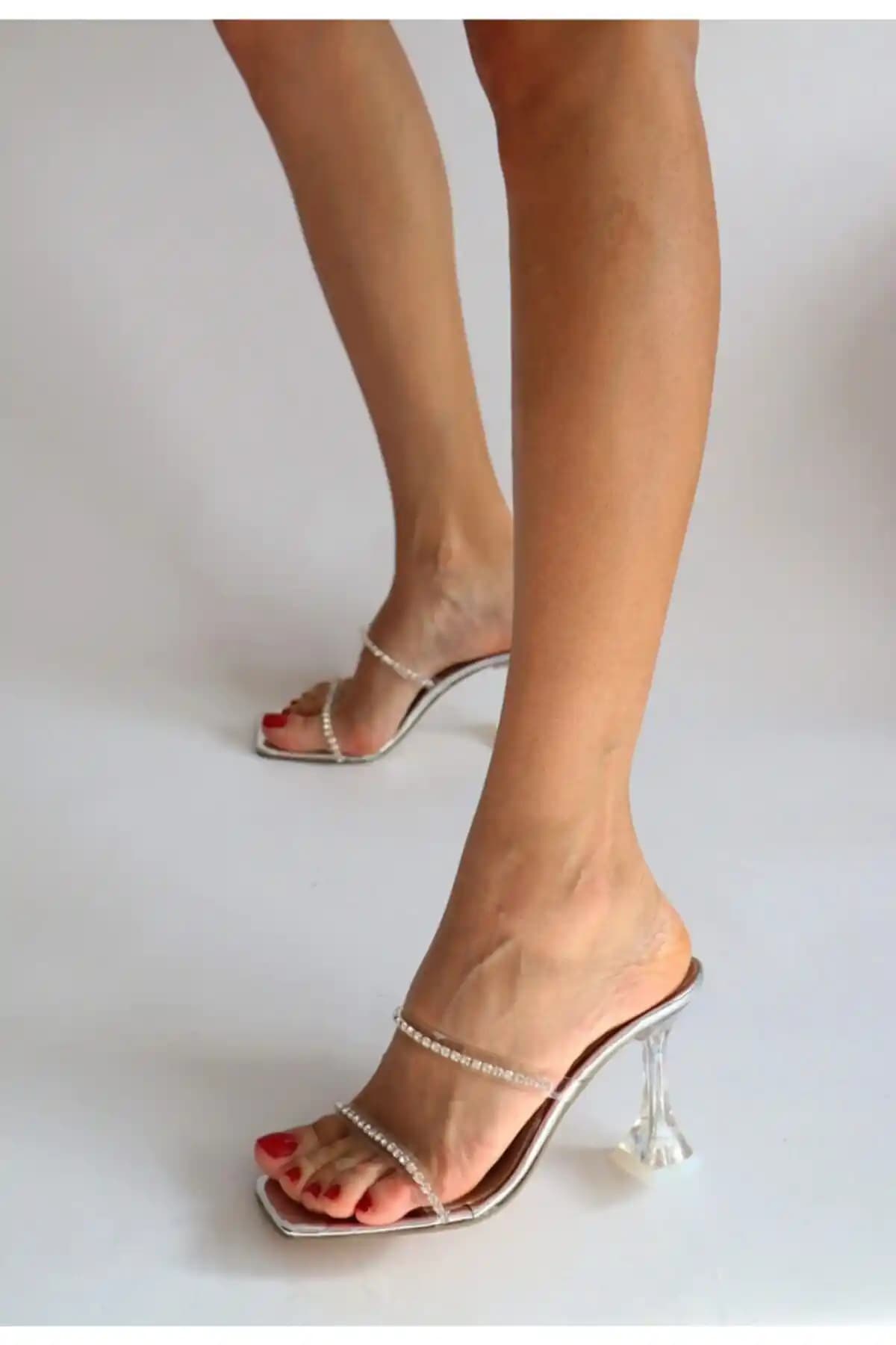 Aslının Butiği'nin 8 cm Kadeh Şeffaf Topuklu Kadın Terliği Üzerine Detaylı İnceleme