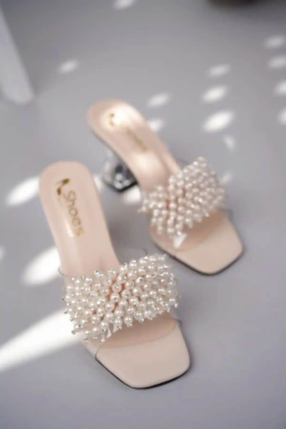 Bakacstore Kadın Bej Incili Şeffaf Topuklu Terlik: Şıklık ve Konforun Bir Arada Sunumu