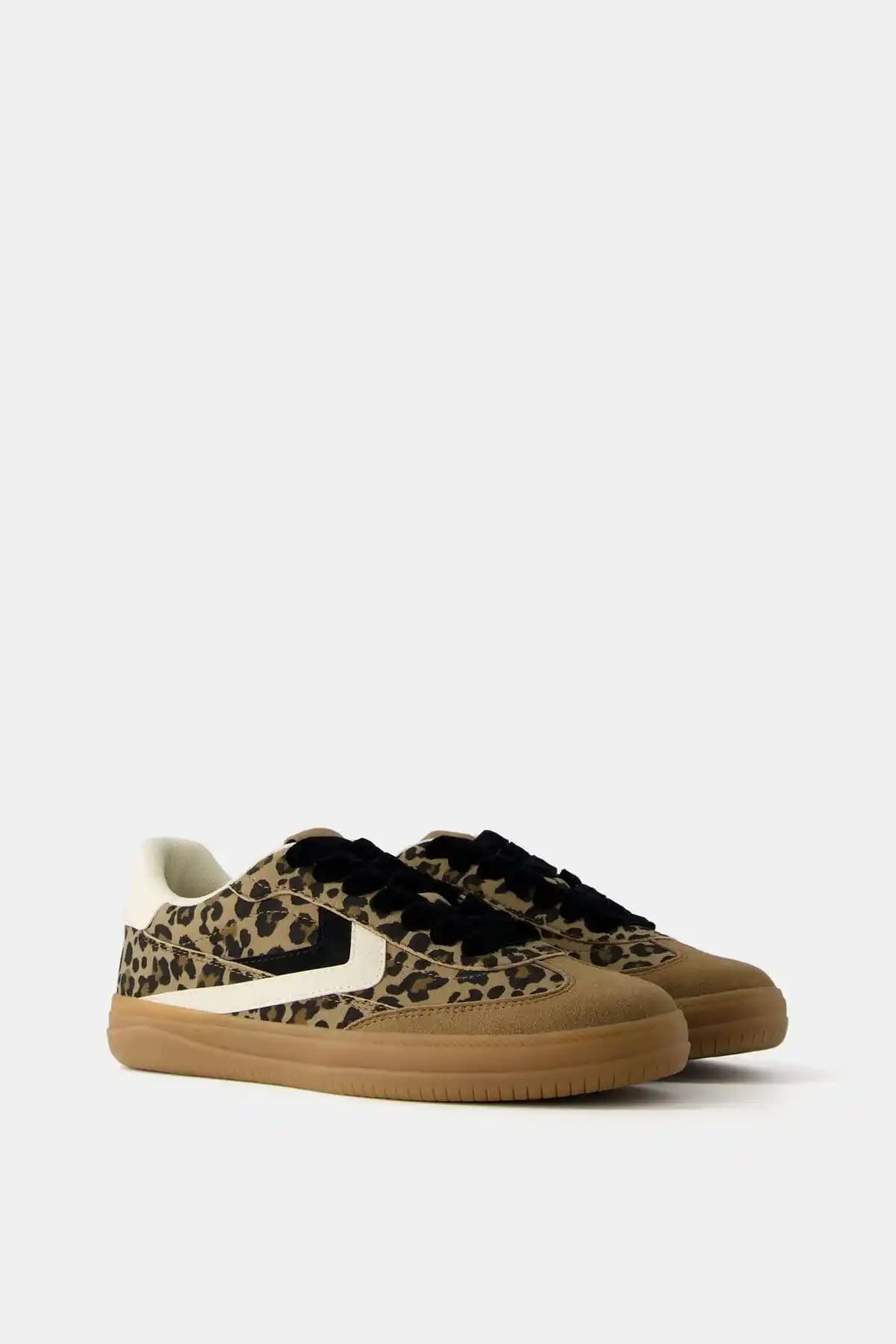 Bershka Retro Baskılı Spor Ayakkabı: Şıklık ve Konforun Buluştuğu Modern Tasarım