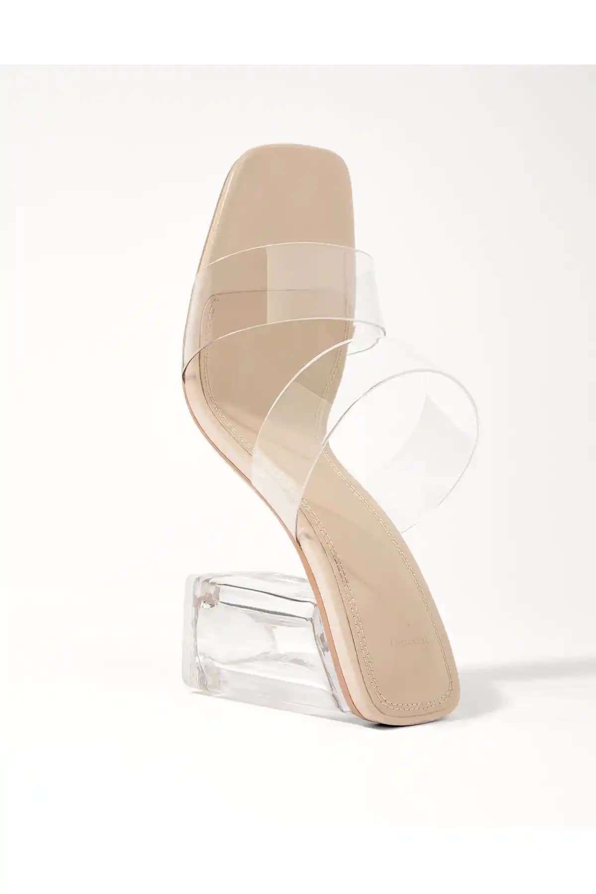 Bershka Vinil Bantlı Topuklu Sandalet: Şıklık ve Konforu Bir Arada Sunan Modern Tasarım