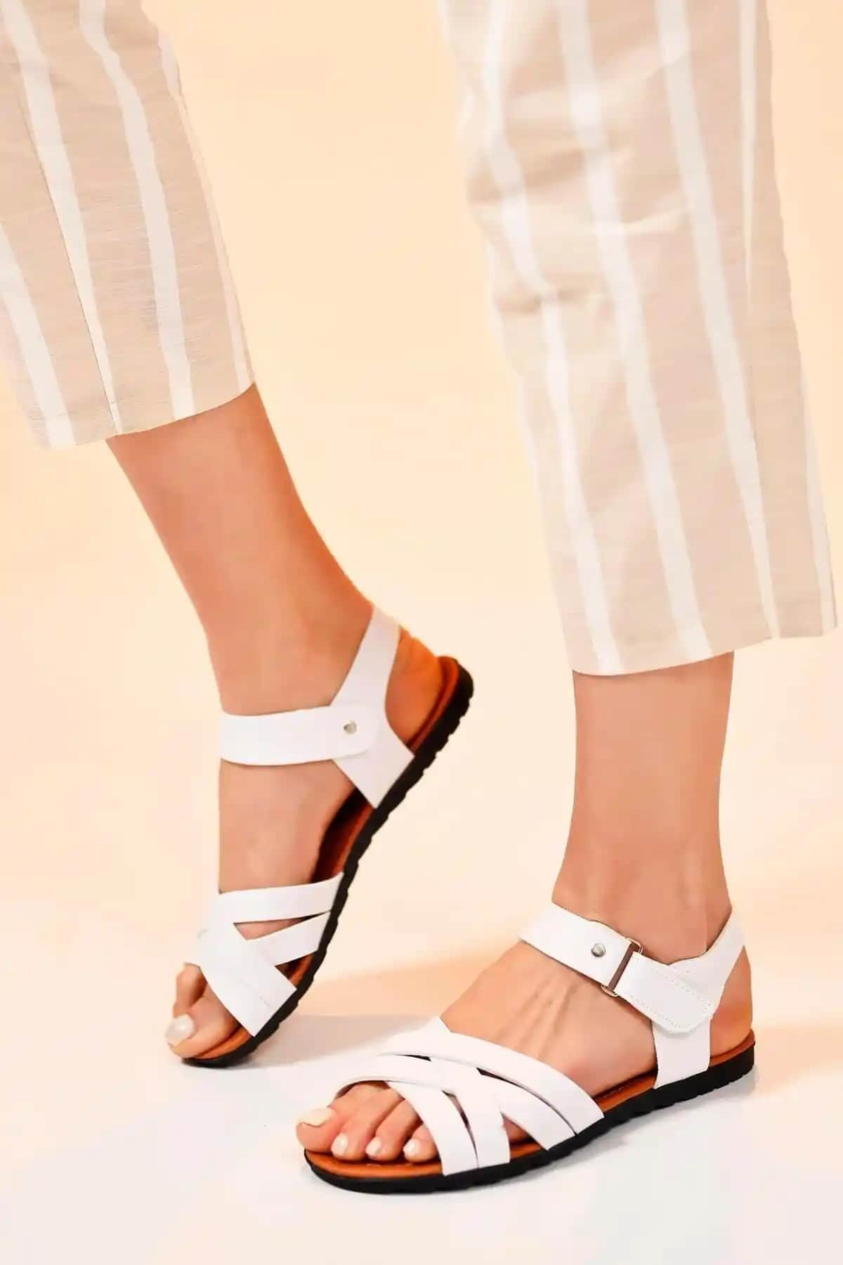 Beyond Kadın Beyaz Deri Sandalet BYNDCGL01 Şıklık ve Konforun Buluşması
