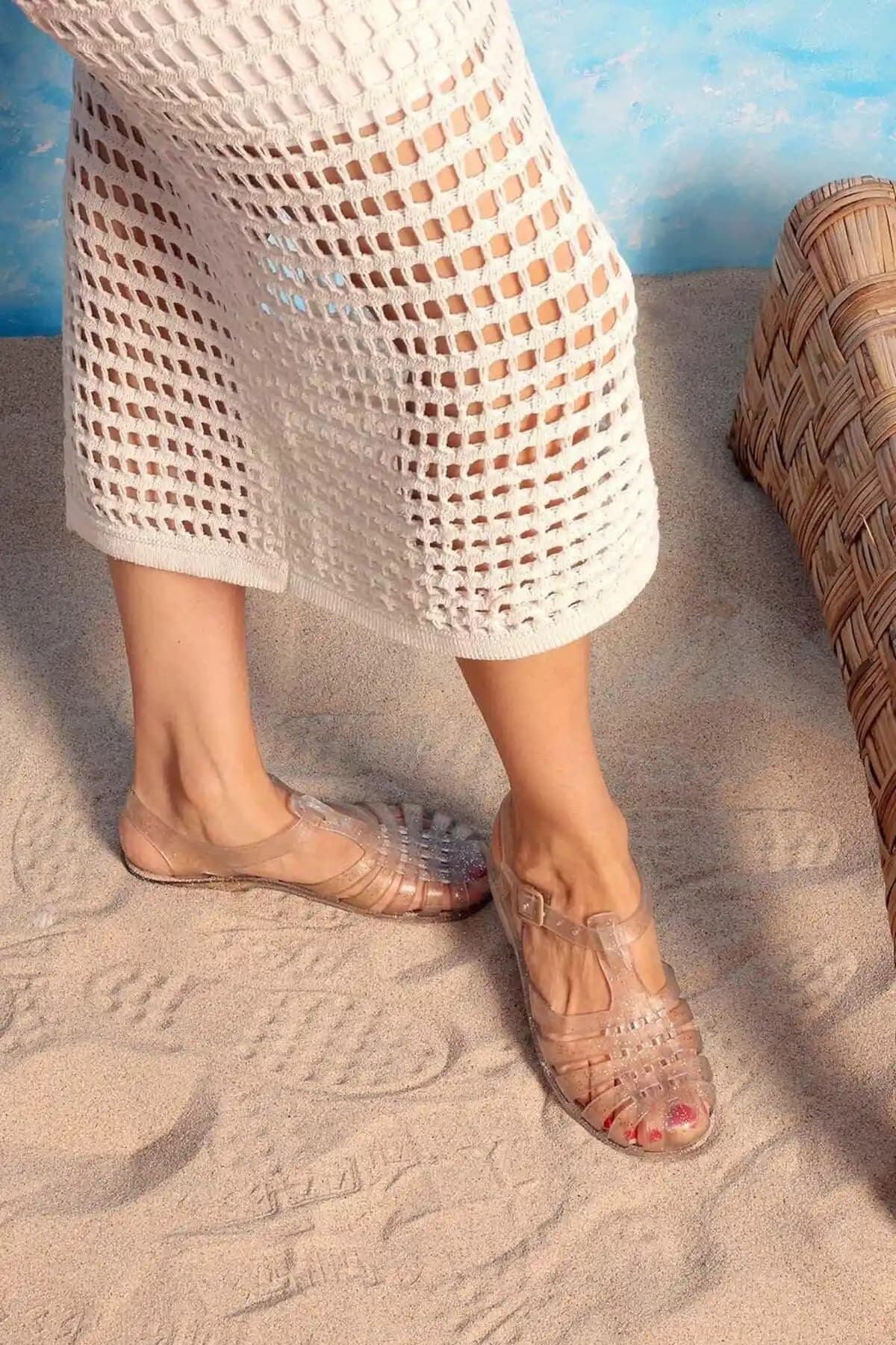 Beyond Kan Şeffaf Altın Simli Jelly Sandalet: Yaz Ayları İçin Şık ve Konforlu Tercih