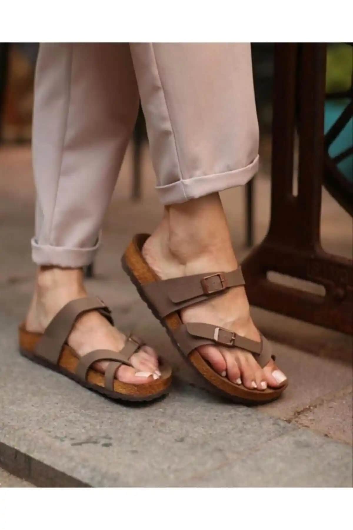 Bolella Unisex Kahve Parmak Arası Terlik: Rahat ve Şık Ev İçin Uygun Tasarım