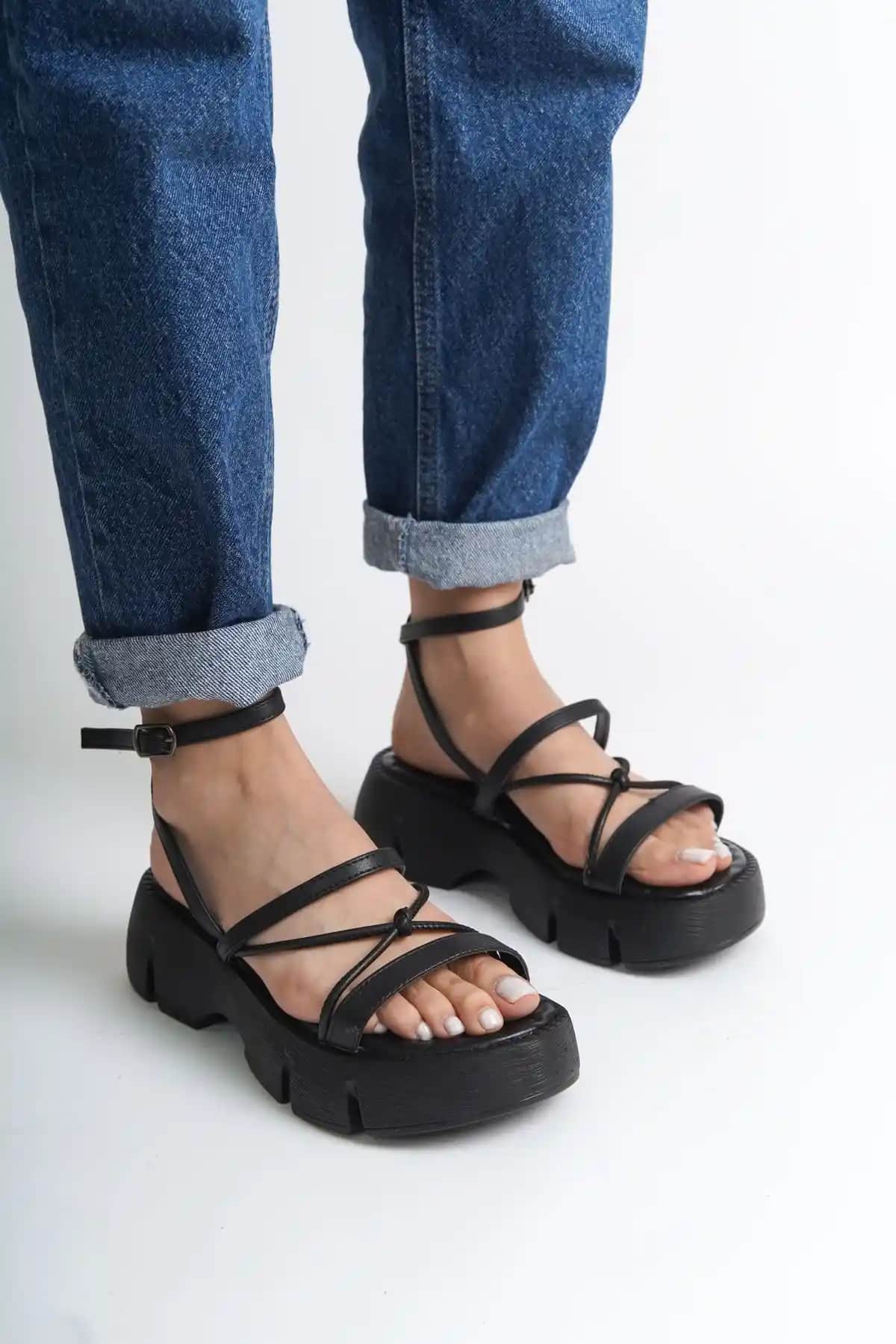 Capone Outfitters Amy Kadın Sandaletleri: Şık ve Konforlu Bilekten Bantlı Tasarım