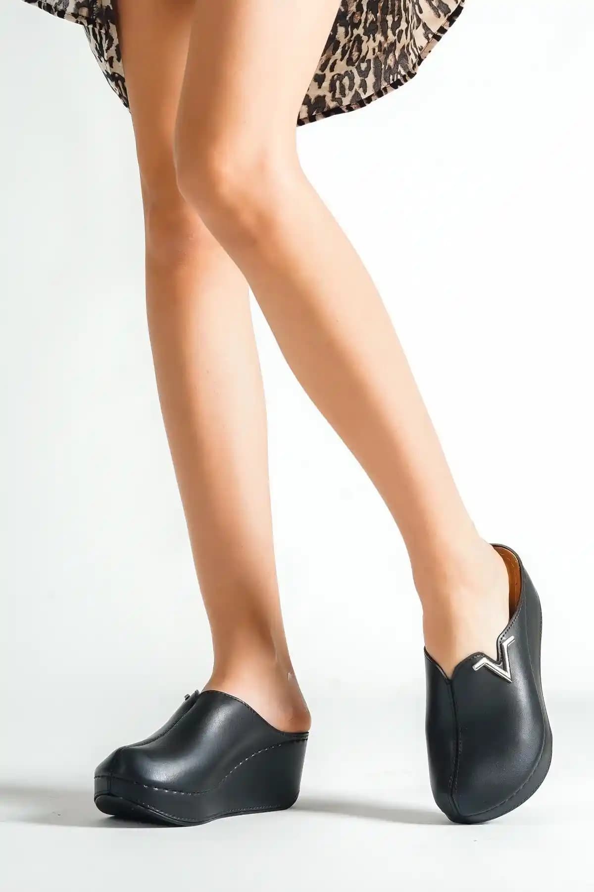 Capone Outfitters Anatomik Yu<muş>ak Konforlu Taban Dolgu Topuklu Anne Terlik Özellikleri ve Kullanım Avantajları