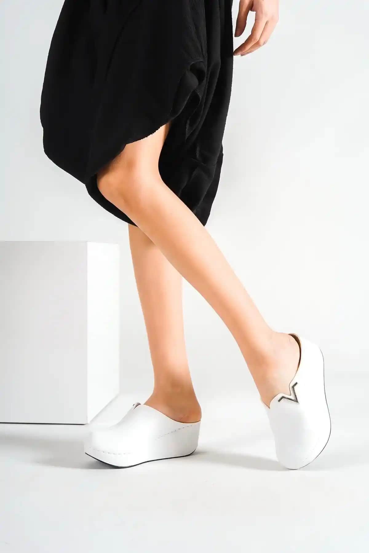 Capone Outfitters Anatomik Yu<muş>ak Topuklu Anne Terlik Beyaz Renkle Şıklık ve Konforu Bir Arada Sunar