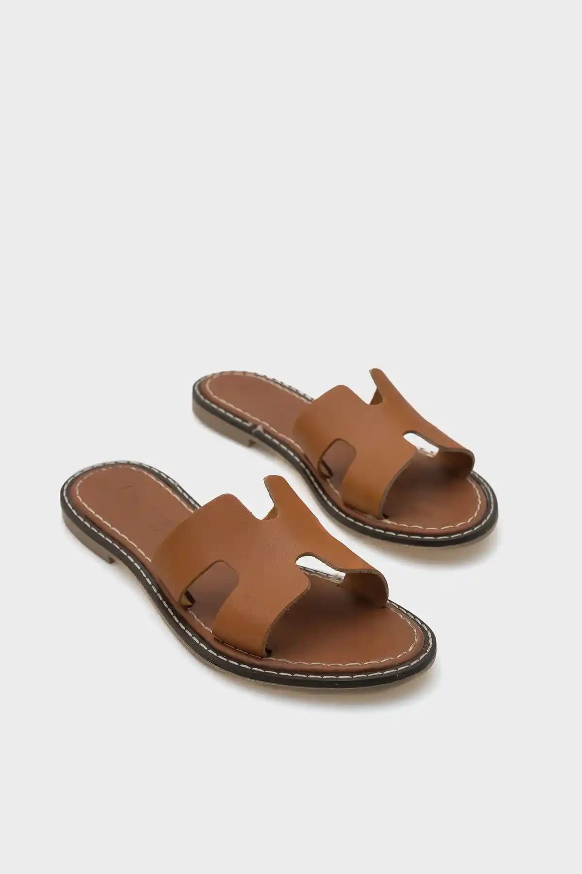 Capone Outfitters H Bantlı Kadın Deri Terlik: Şıklık ve Konforun Mükemmel Uyumu