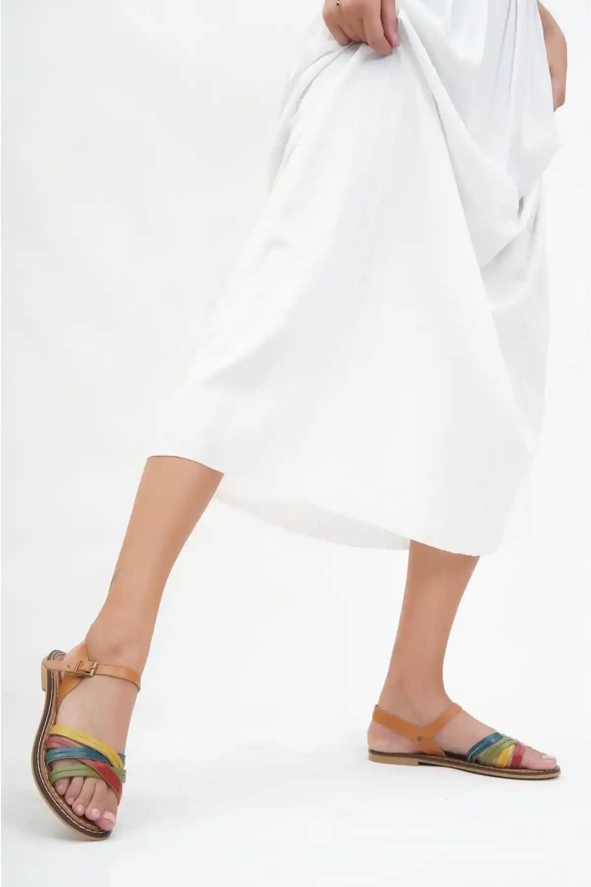 Deripabuc Hakiki Deri Kadın Sandaletleri Şık ve Konforlu Tasarım Özellikleri