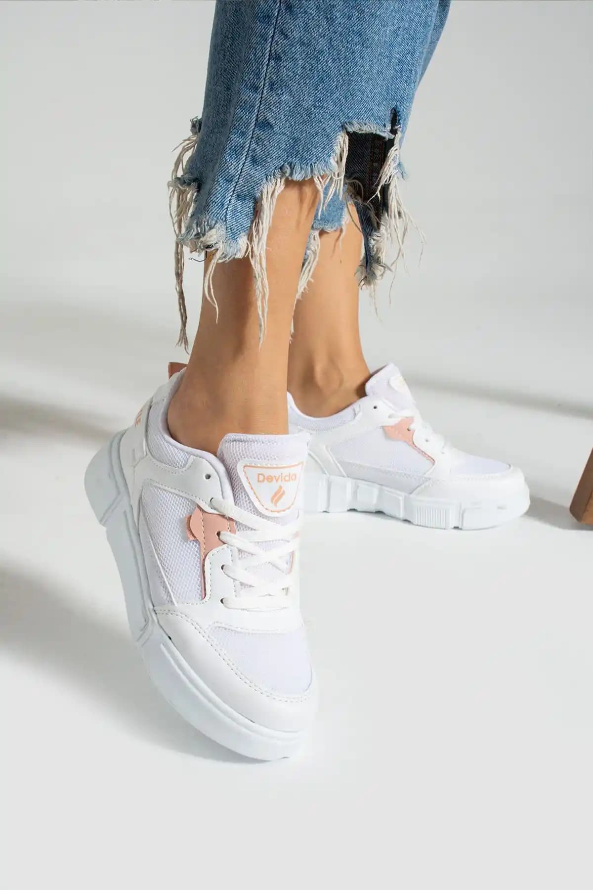 Devida Kadın Spor Ayakkabı: Şıklık ve Konforu Bir Arada Sunan Günlük Ayakkabı Seçenekleri