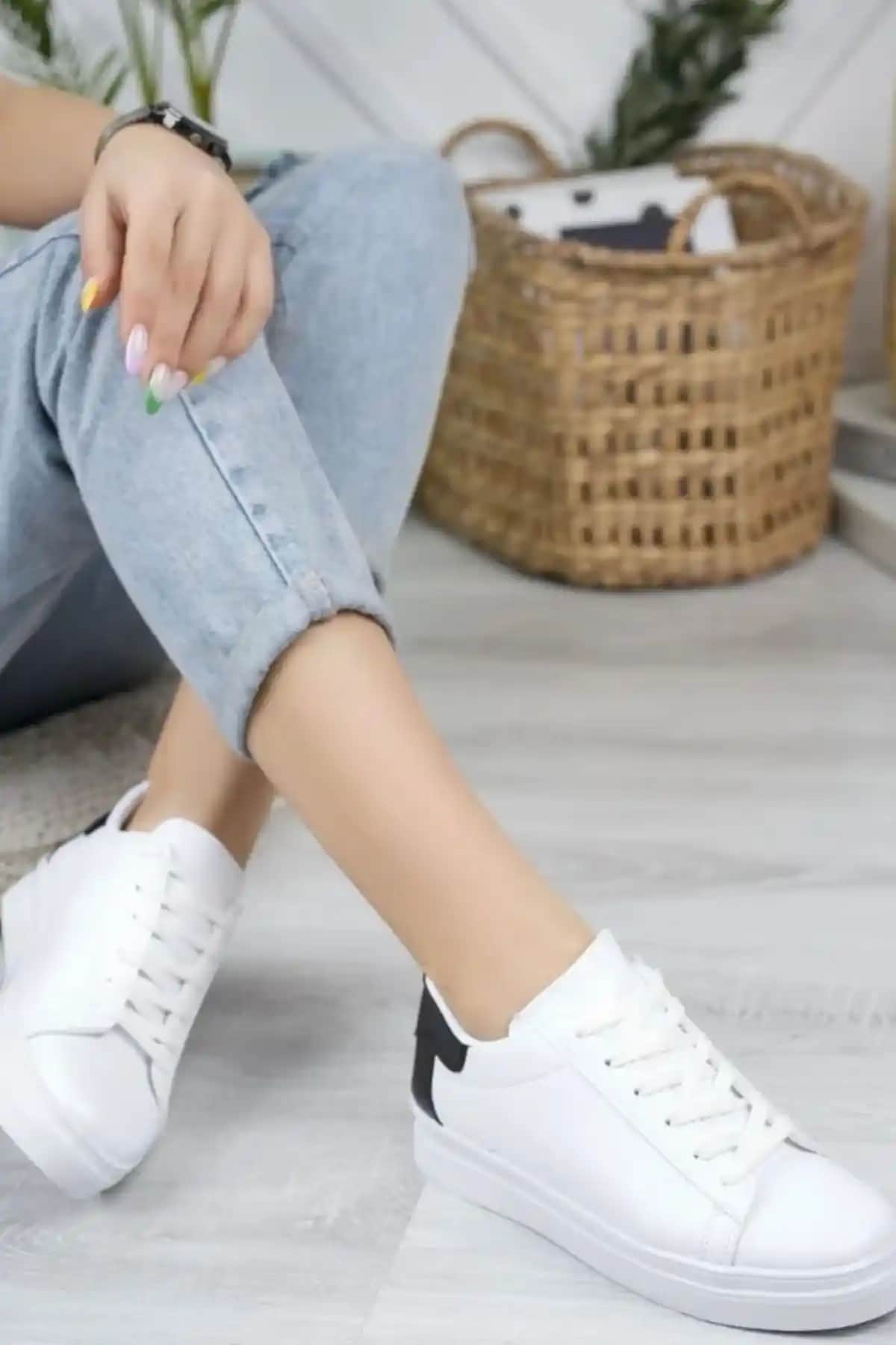 Diclepolat Kadın Beyaz Siyah Spor Ayakkabı: Şıklık ve Konforun Modern Buluşması