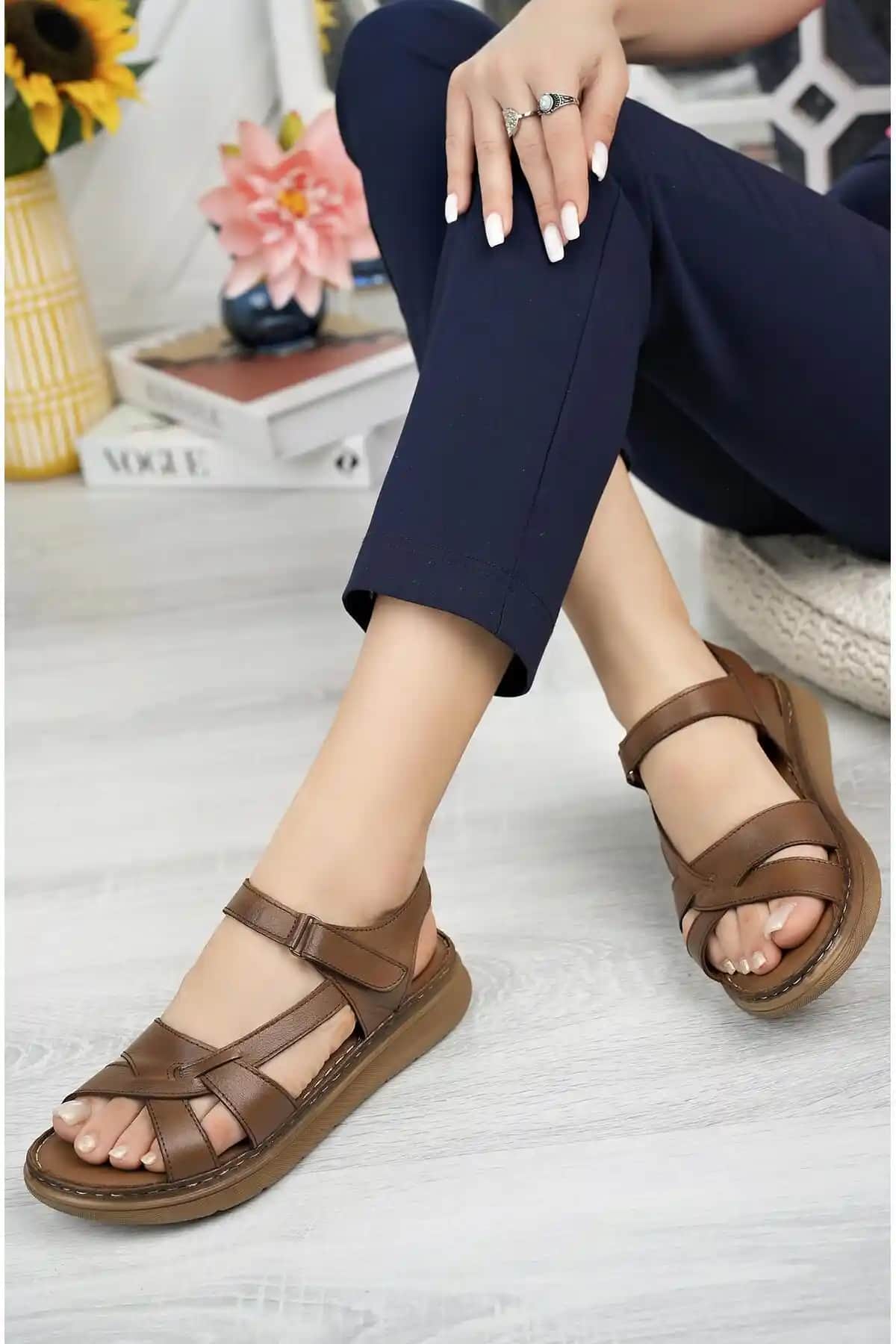 Diego Carlotti Hakiki Deri Kadın Günlük Sandalet: Şıklık ve Konforu Bir Arada Sunar