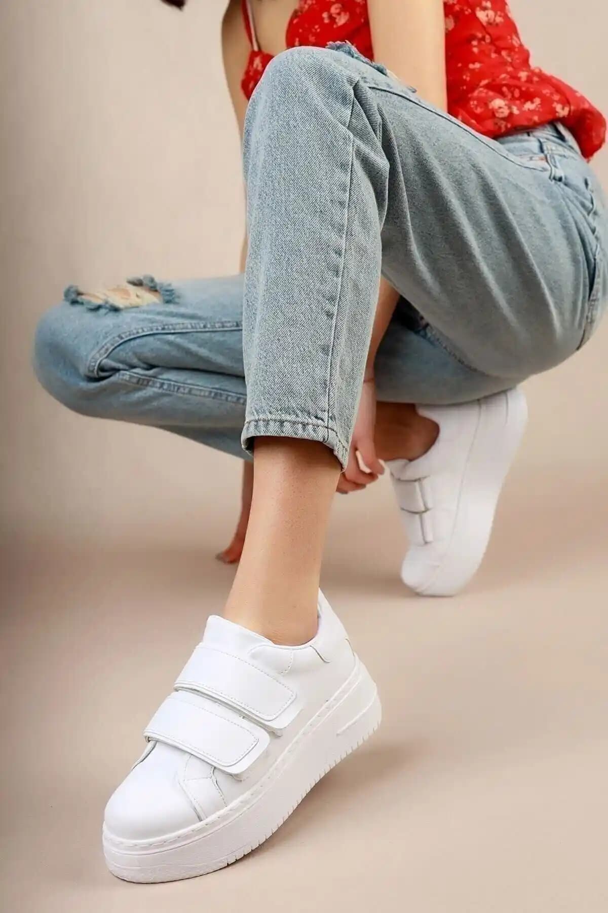 DİVANYA Beyaz Cırtlı Spor Ayakkabı Günlük Şıklık ve Konfor Sunan Modern Tasarım