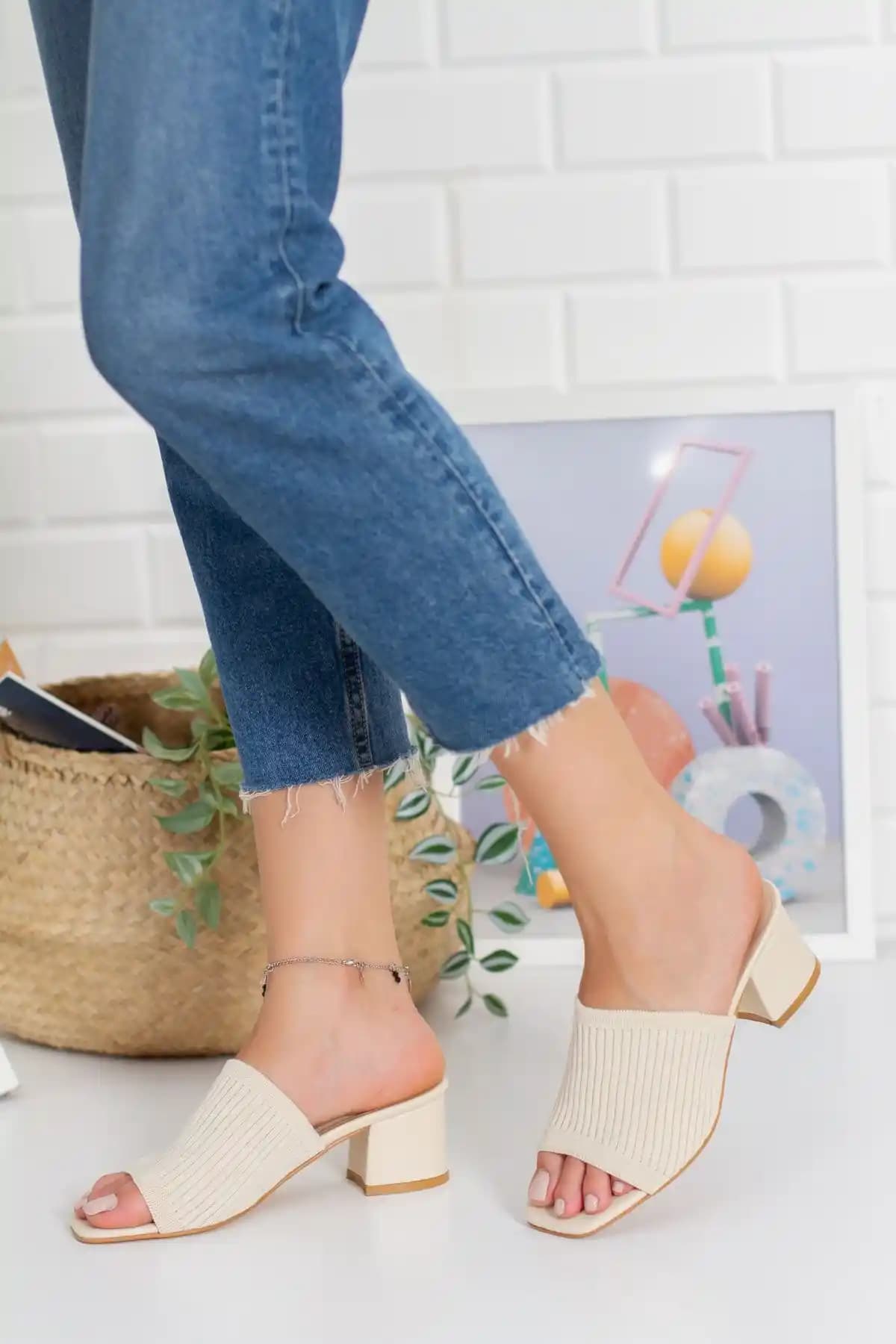 Ebyesun Kadın Topuklu Triko Terlik: Günlük Şıklık ve Rahatlık Sunan Bej Renkli Tasarım