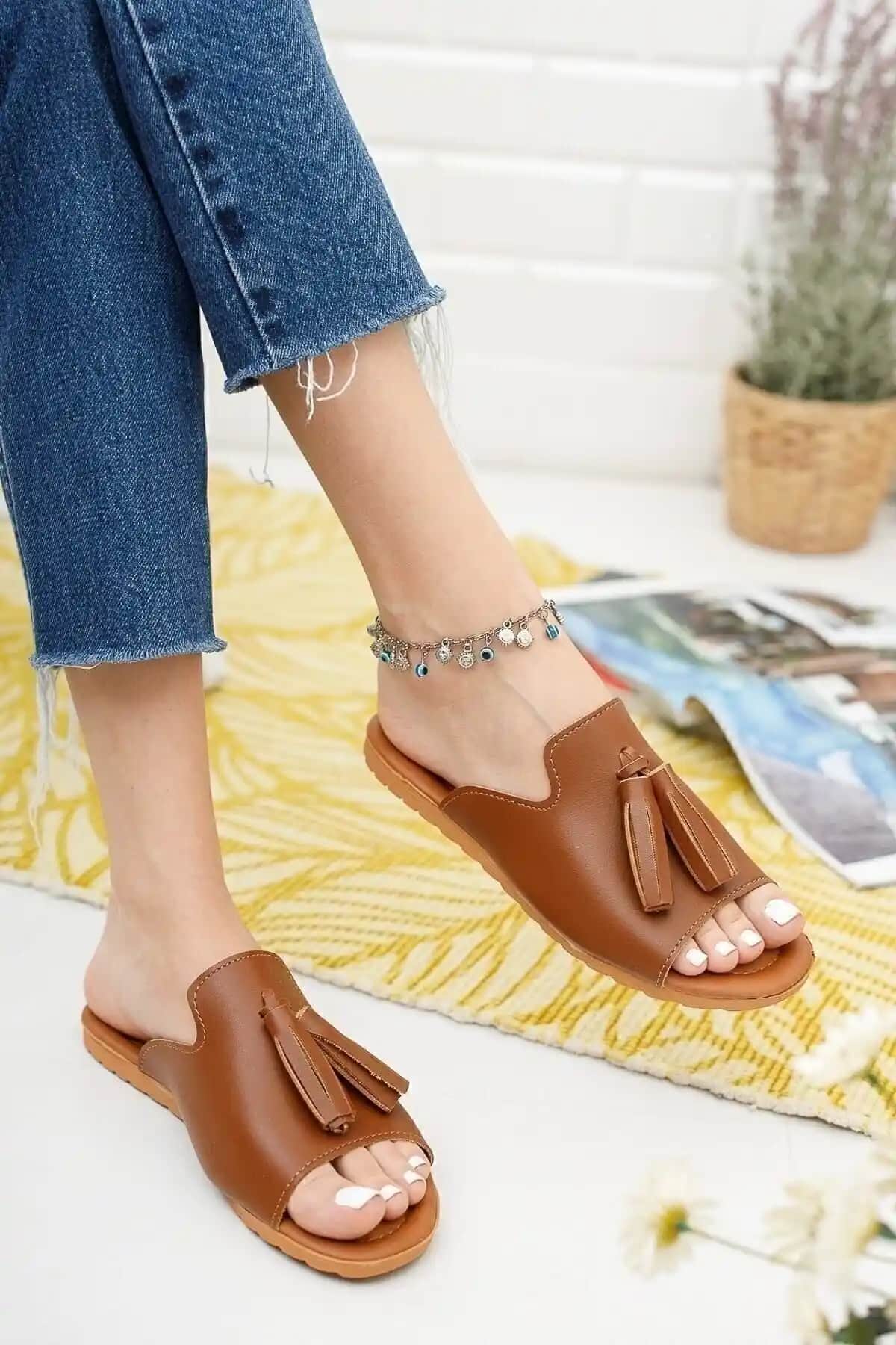 Ekol Ayakkabı Kadın Püsküllü Terlik: Şıklık ve Konfor Sunan Günlük Ayakkabı Seçeneği