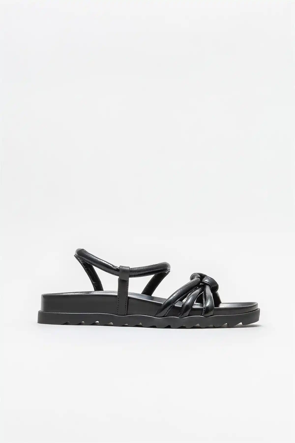 Elle Siyah Kadın Spor Sandalet: Şıklık ve Konforu Bir Arada Sunan Günlük Ayakkabı Seçeneği
