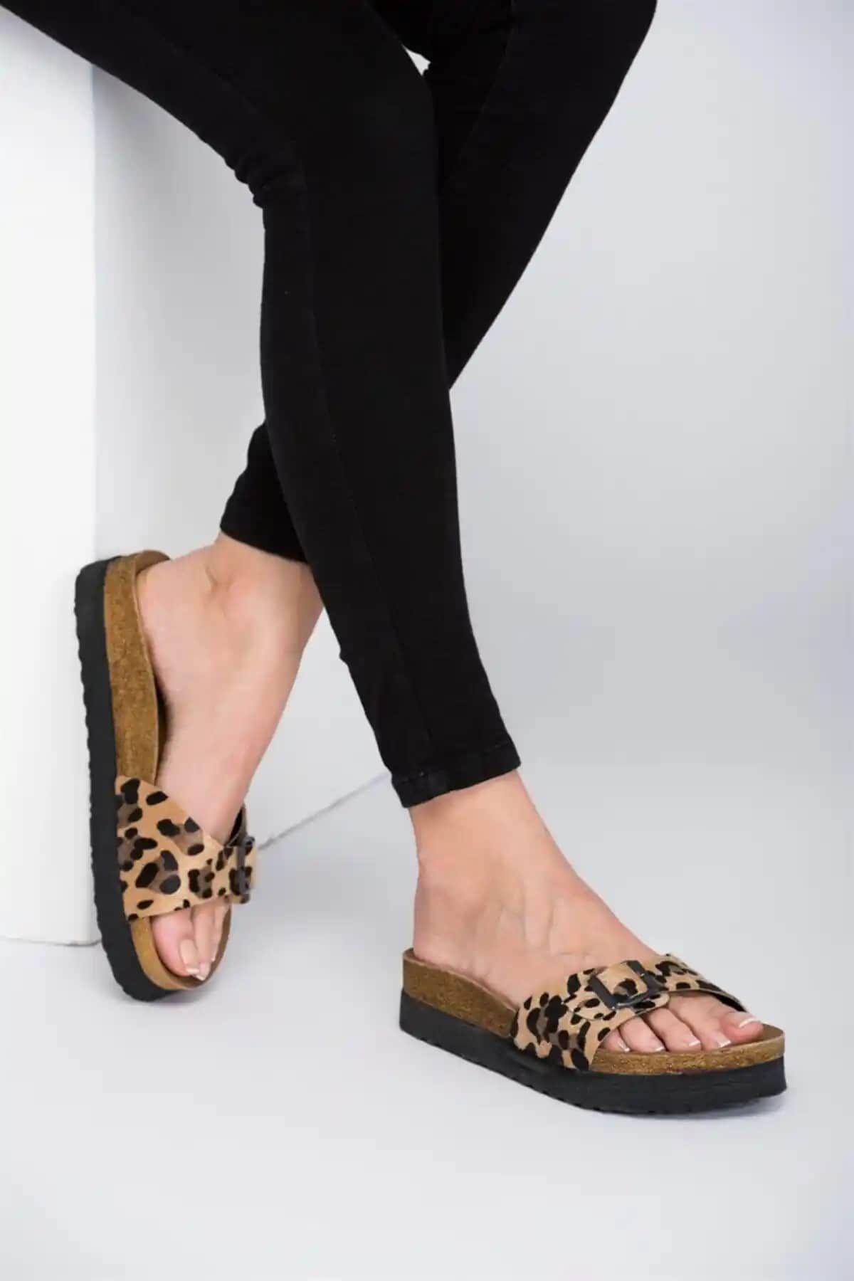 Fox Shoes Leopar Kadın Terlik Modeli: Şık ve Konforlu Yaz Ayları Ayakkabısı