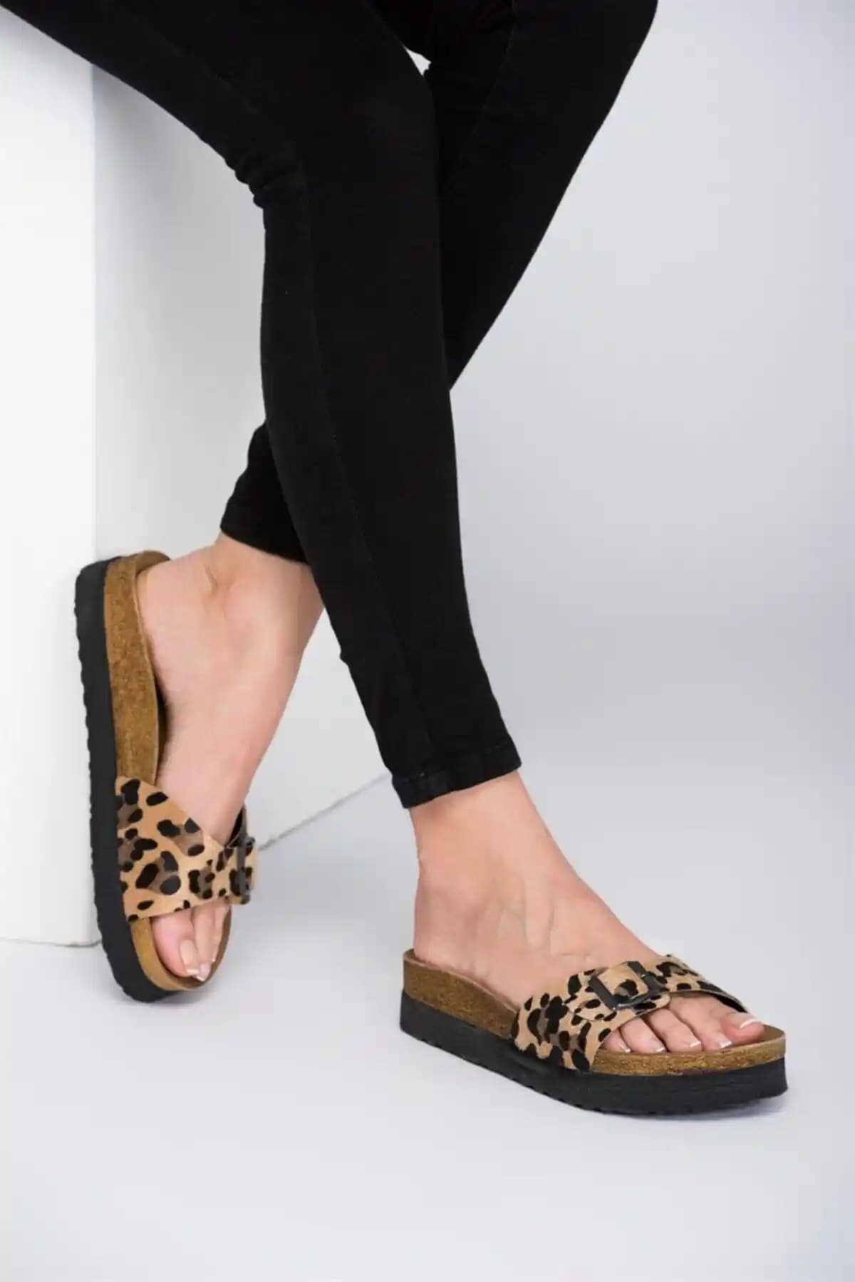 Fox Shoes Leopar Kadın Terlik Modeli: Şık ve Konforlu Yaz Ayları Ayakkabısı
