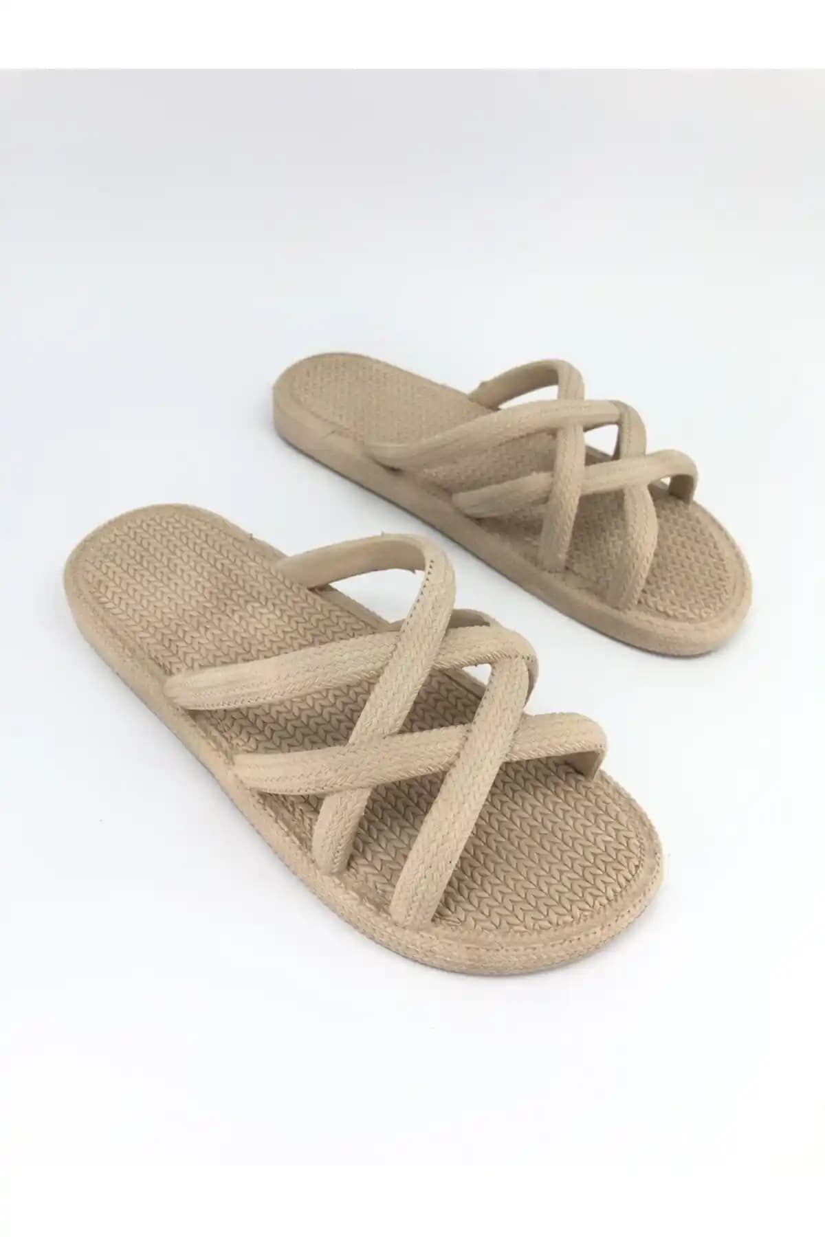 Gezer Hasır Görünümünde Plastik Terlik: Şık ve Rahat Günlük Kullanım Ayakkabısı