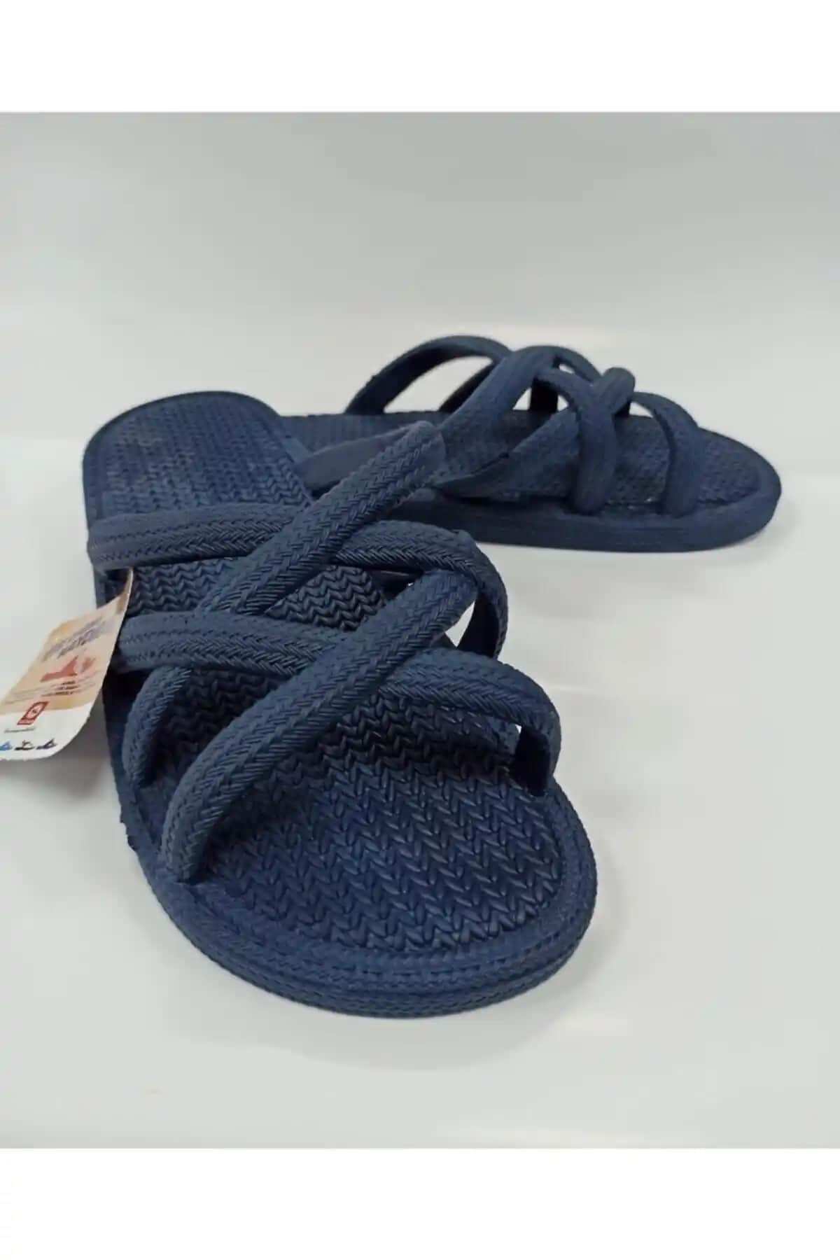 Gezer Kadın Hasır Gömleği ve Kaydırmaz Havuz Terliği: Yaz İçin Şık ve Konforlu Seçenekler