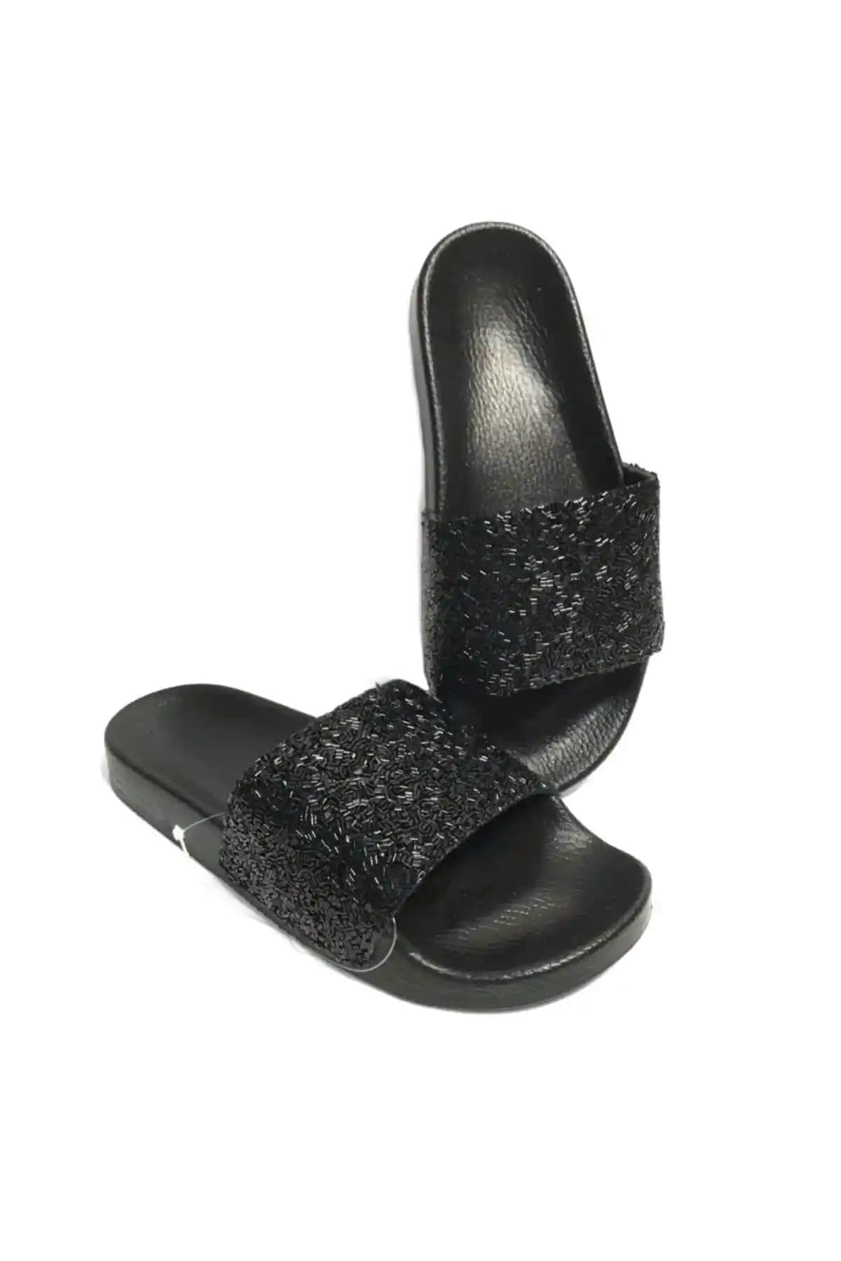 Gezer Kadın Siyah Simli Parlak Terlik: Şıklık ve Konforu Bir Arada Sunan Günlük Ayakkabı